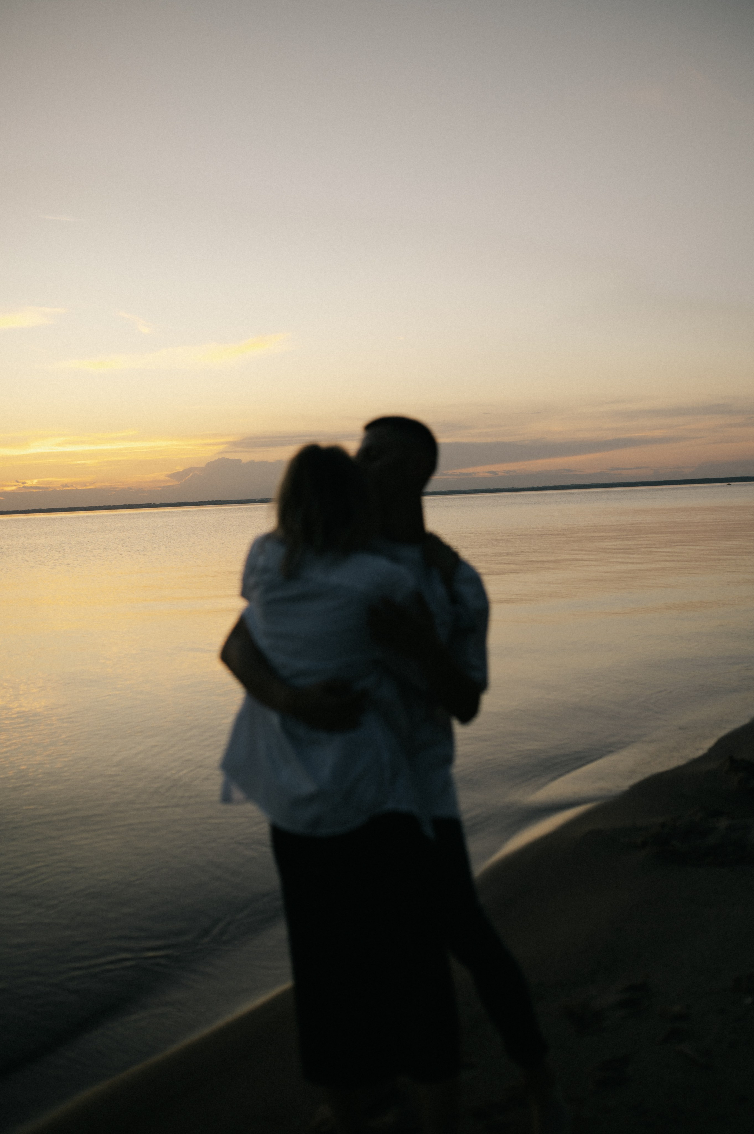 АНДРЕЙ И ЛИЛЯ/ СЪЕМКА НА БЕРЕГУ БЕРДСКОГО ЗАЛИВА. Семейный фотограф в Новосибирске Женя Индрикова