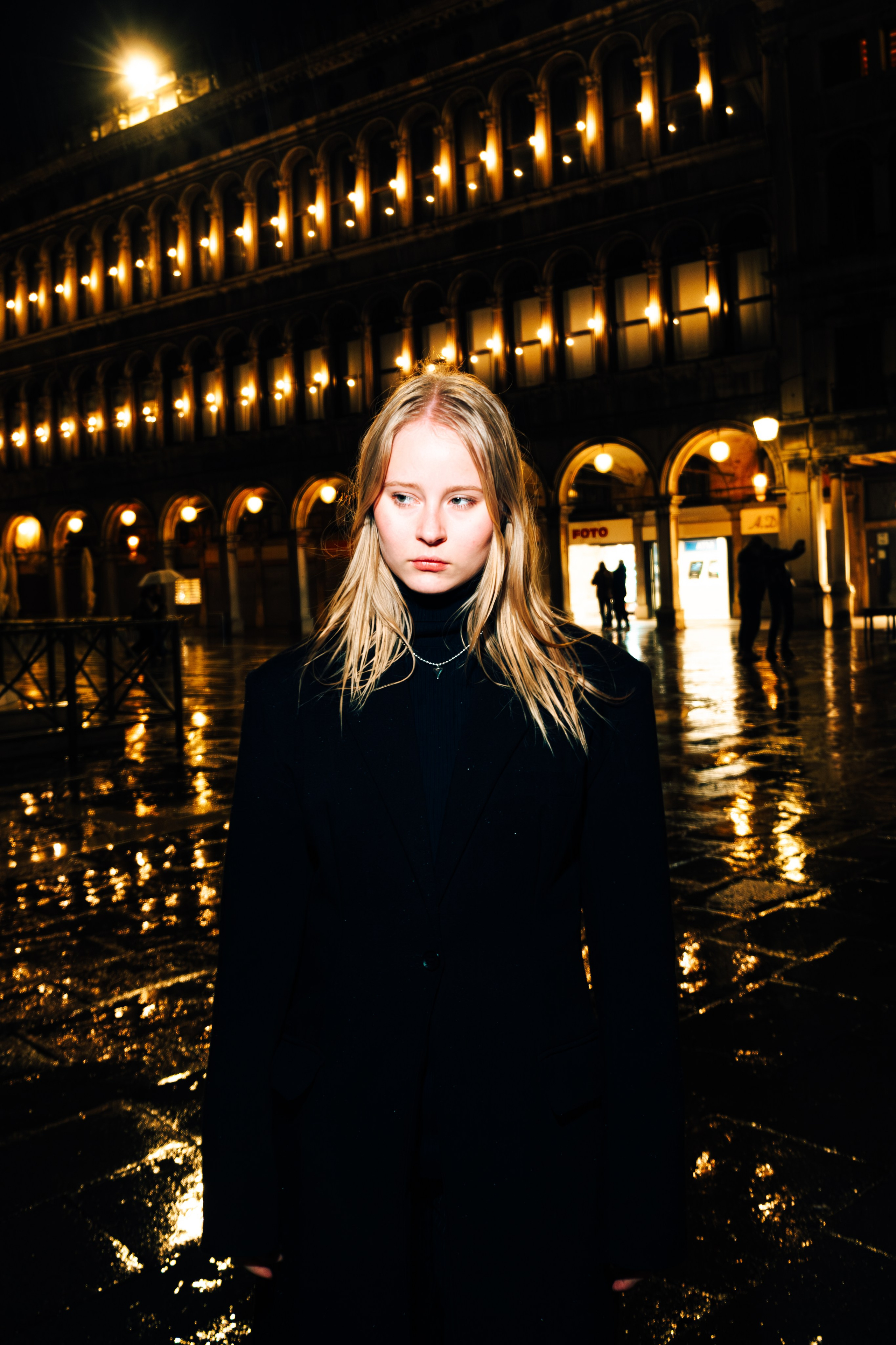 Individuali di ripresa. Fotografo a Mosca con un’atmosfera notturna di foto