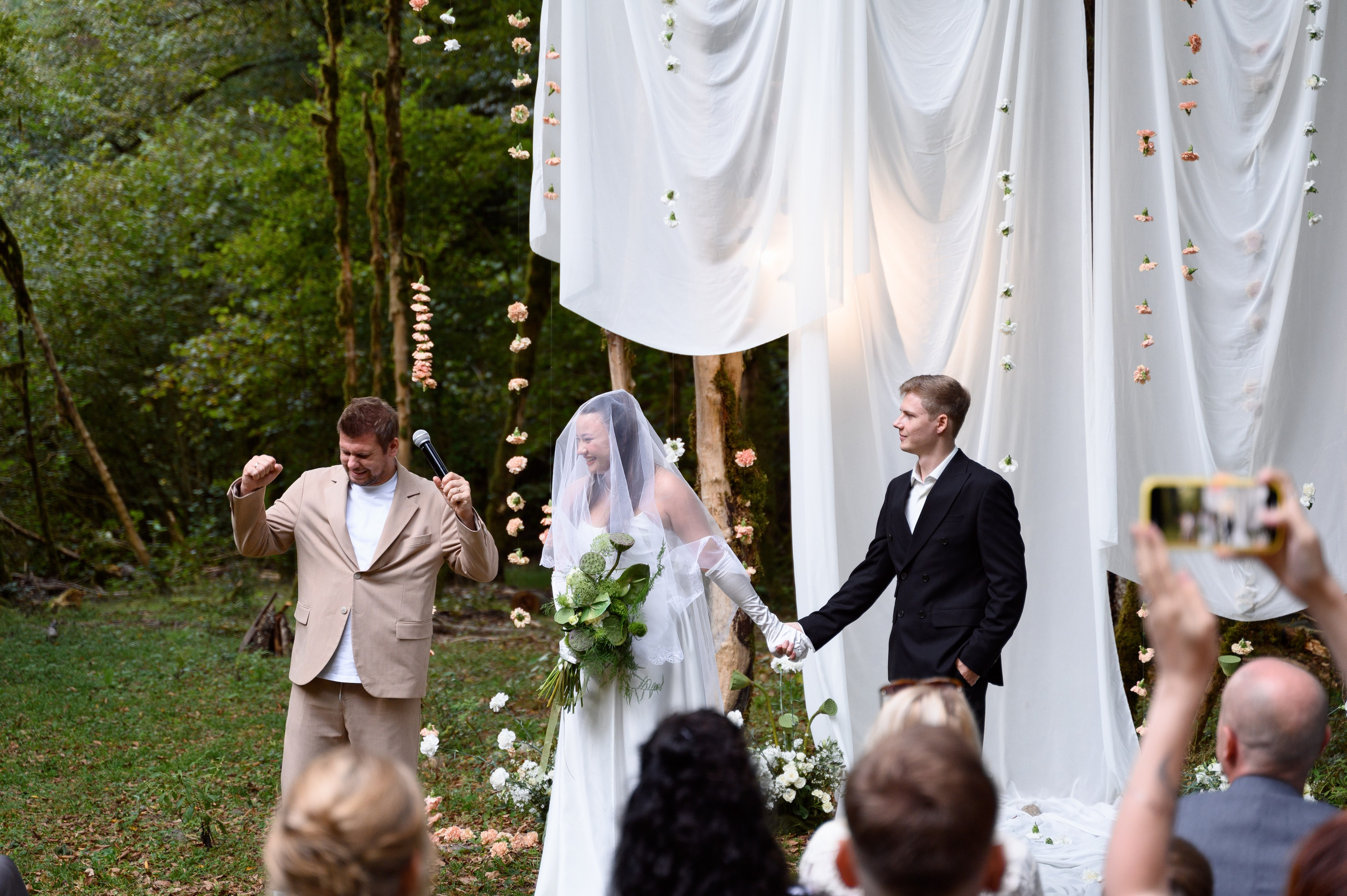 Потрясающие свадебные снимки среди зелени глэмпинга Енот в Сочи, где молодожены наслаждаются свадебным днем среди природы