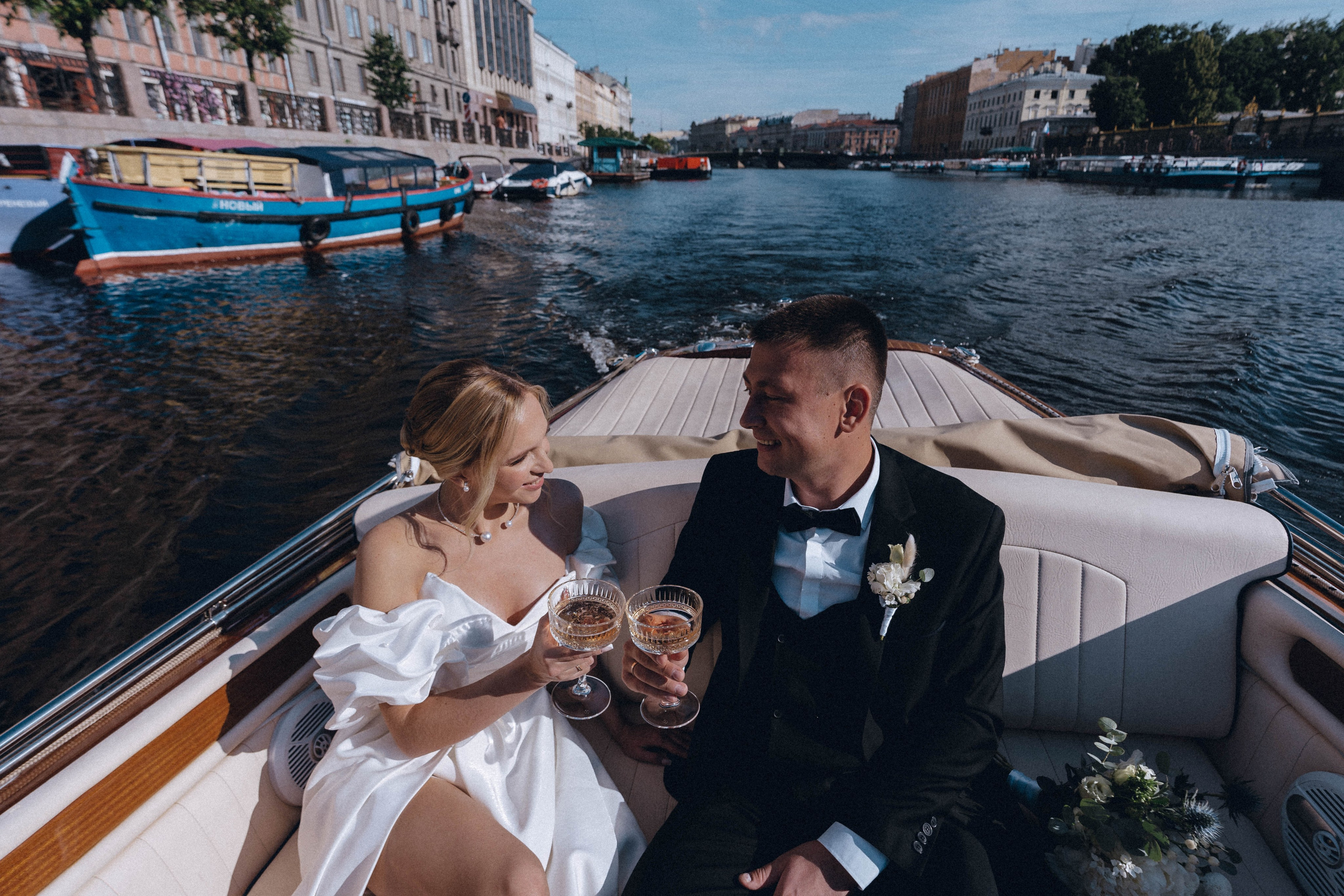 СВАДЕНБНАЯ СЬЕМКА НА КАТЕРЕ ПО КАНАЛАМ САНКТ-ПЕТЕРБУРГА И В АКВАТОРИИ НЕВЫ. Профессиональный фотограф, Санкт-Петербург — Виктория Богомолова