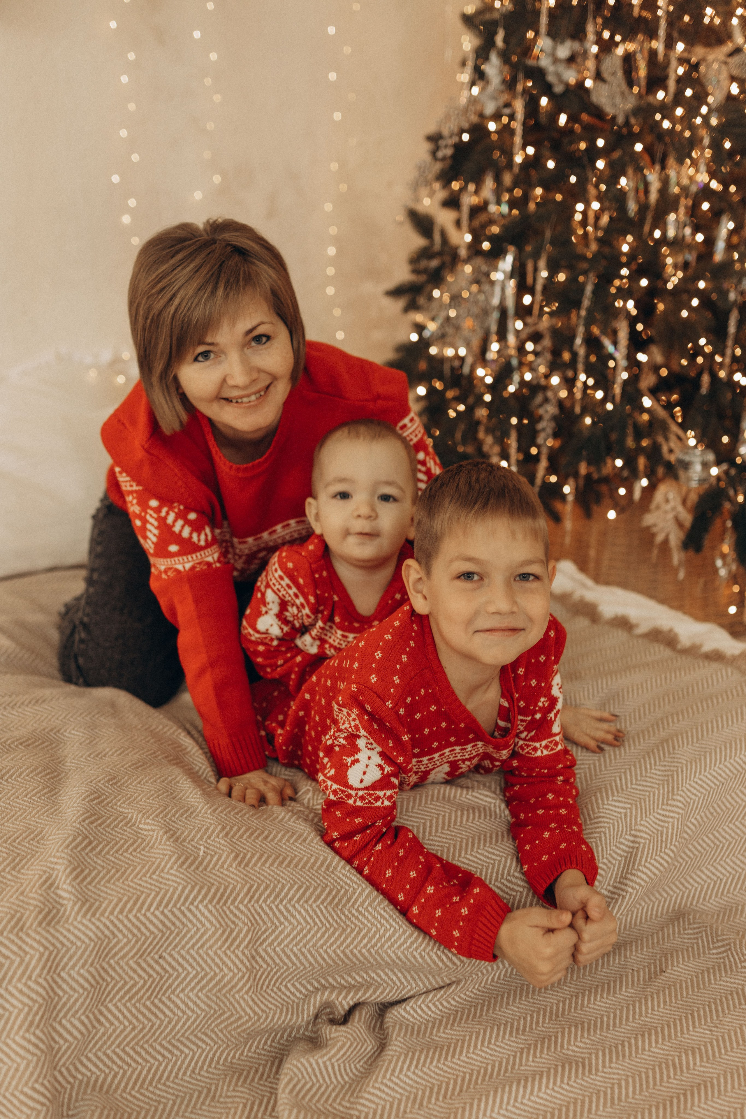 Яркий новый год мама и 2 сыночка. Фотограф в Ставрополе Svetlana Matveeva
