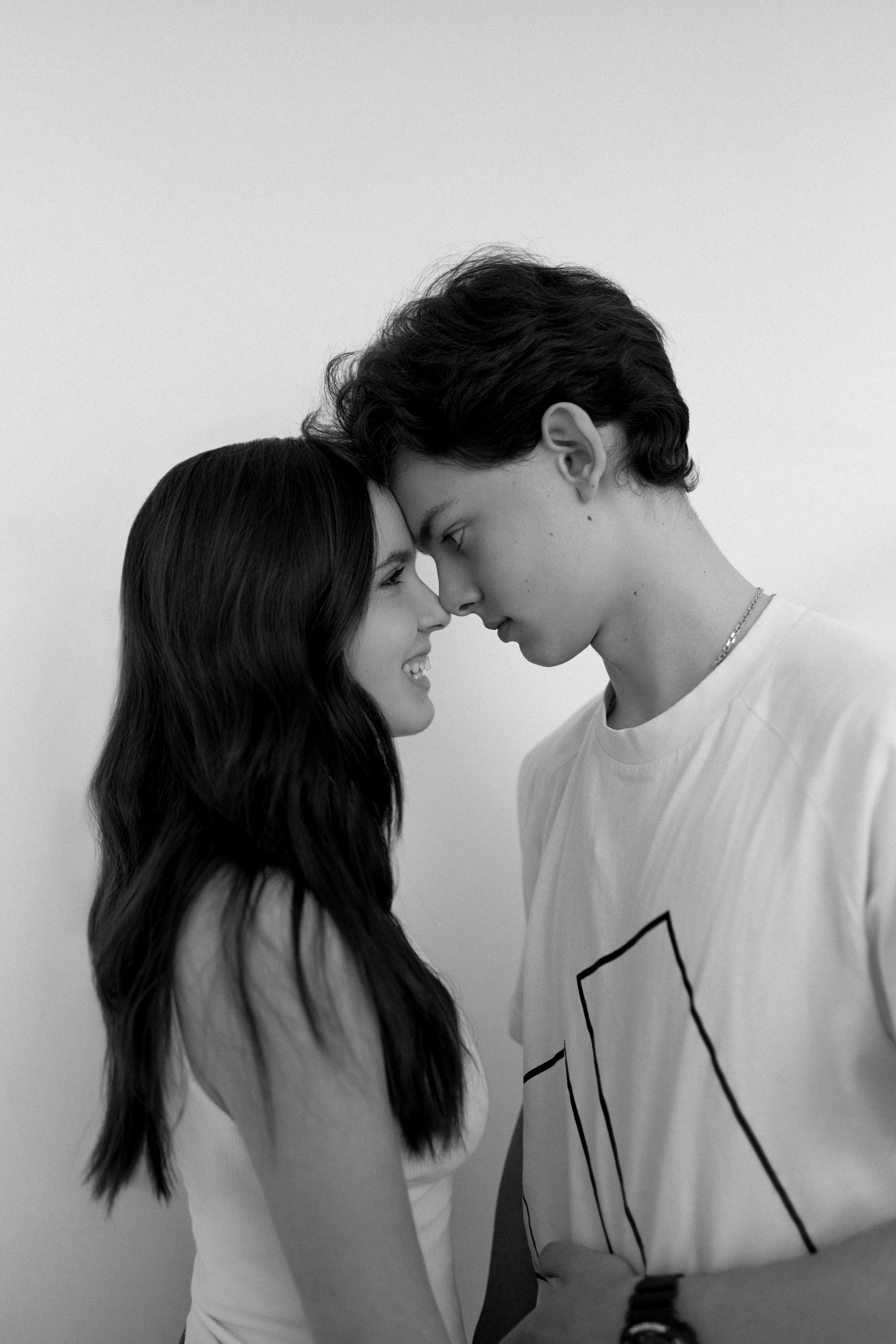 Лавстори в минималистично фотостудии. Сестры Карабаза. Фотографы и ретушеры в Москве и Санкт-Петербурге