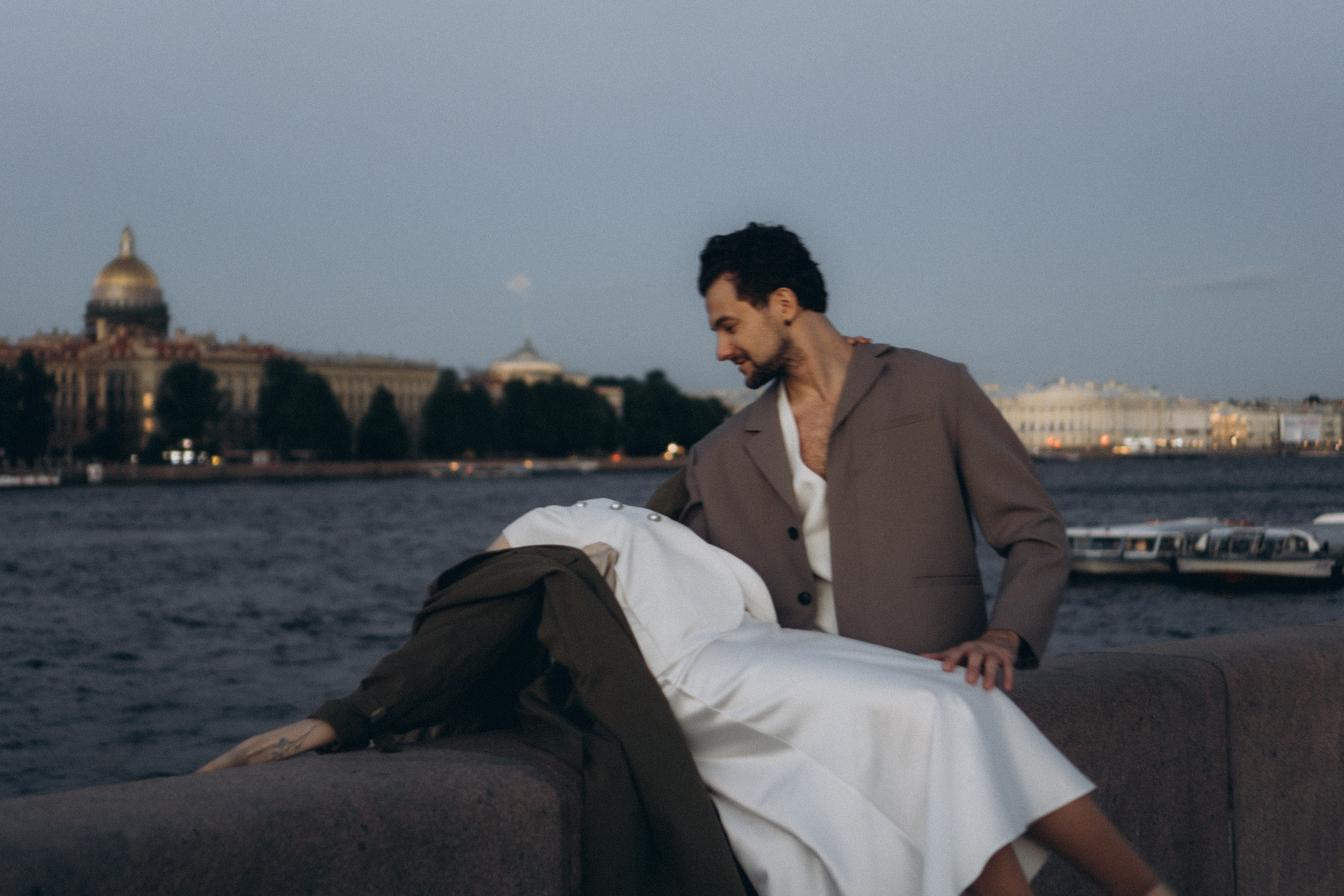 СВАДЕБНАЯ СЬЕМКА ПАРЫ НА РАССВЕТЕ В БЕЛЫЕ НОЧИ И ПРОГУЛКА С РАЗВОДНЫМИ МОСТАМИ И ПИКНИК ВОЗЛЕ ИСАКИЕВСКОГО СОБОРА. Профессиональный фотограф, Санкт-Петербург — Виктория Богомолова