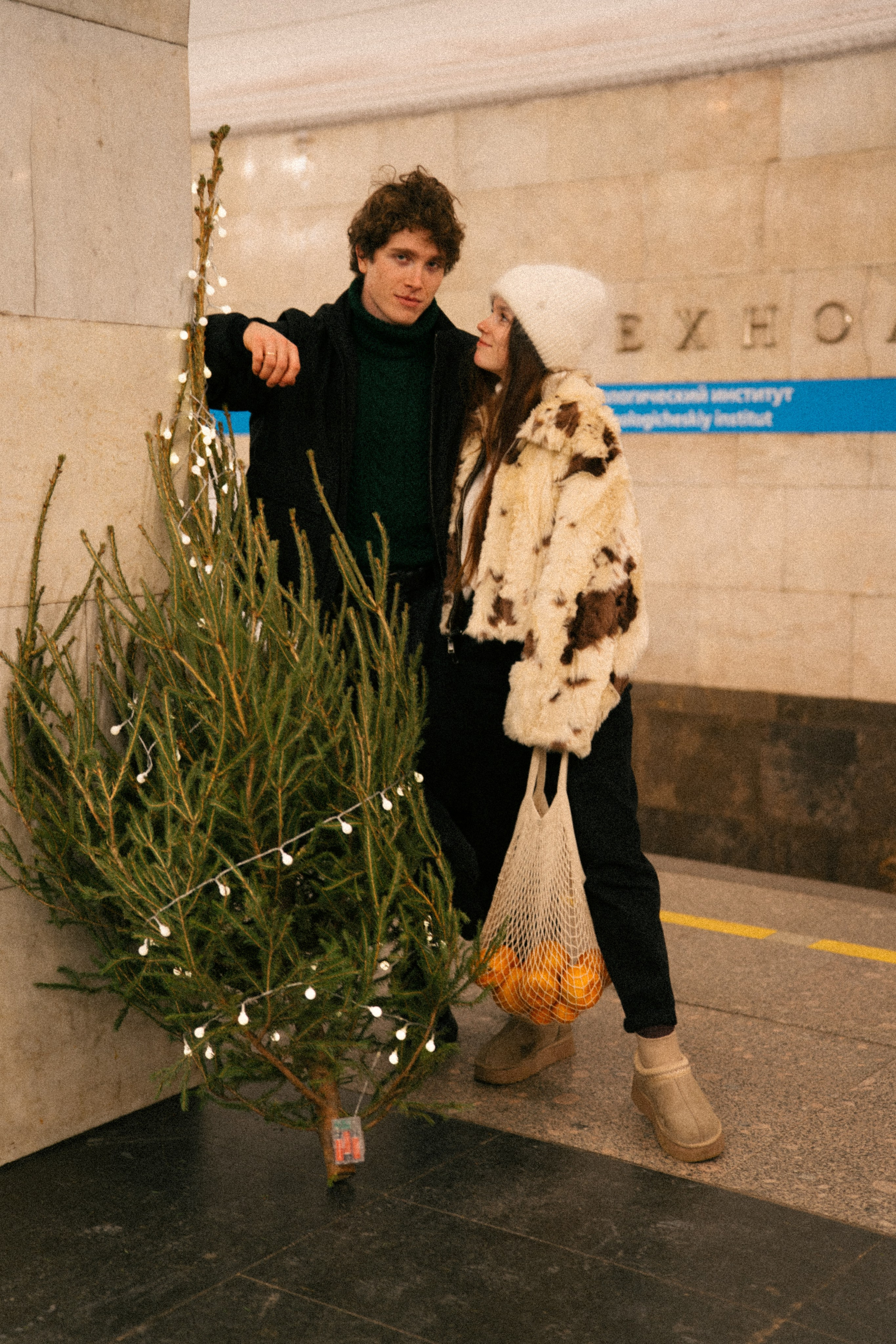 НОВОГОДНЯЯ ПРОГУЛКА ПАРЫ ПО ЧЕРНЫШЕВСКОЙ ПЕРЕД НОВЫМ ГОДОМ. Профессиональный фотограф, Санкт-Петербург — Виктория Богомолова