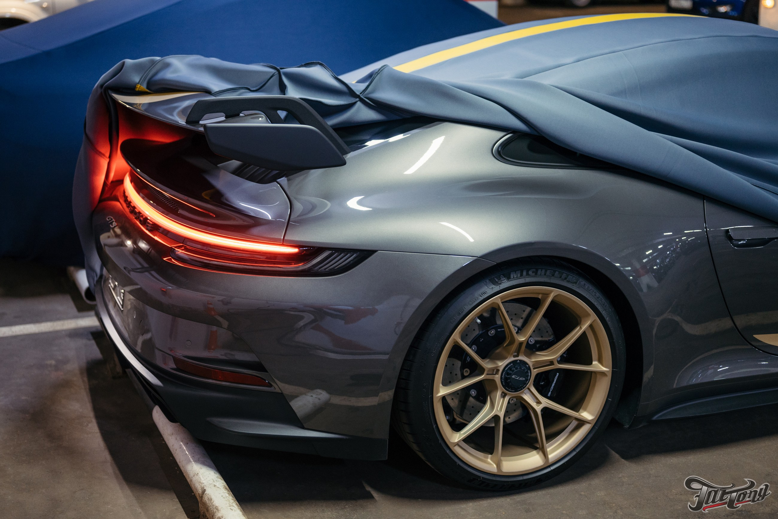 Porsche GT3 и BMW M4 чехлы для гаражного хранения. DeLorein