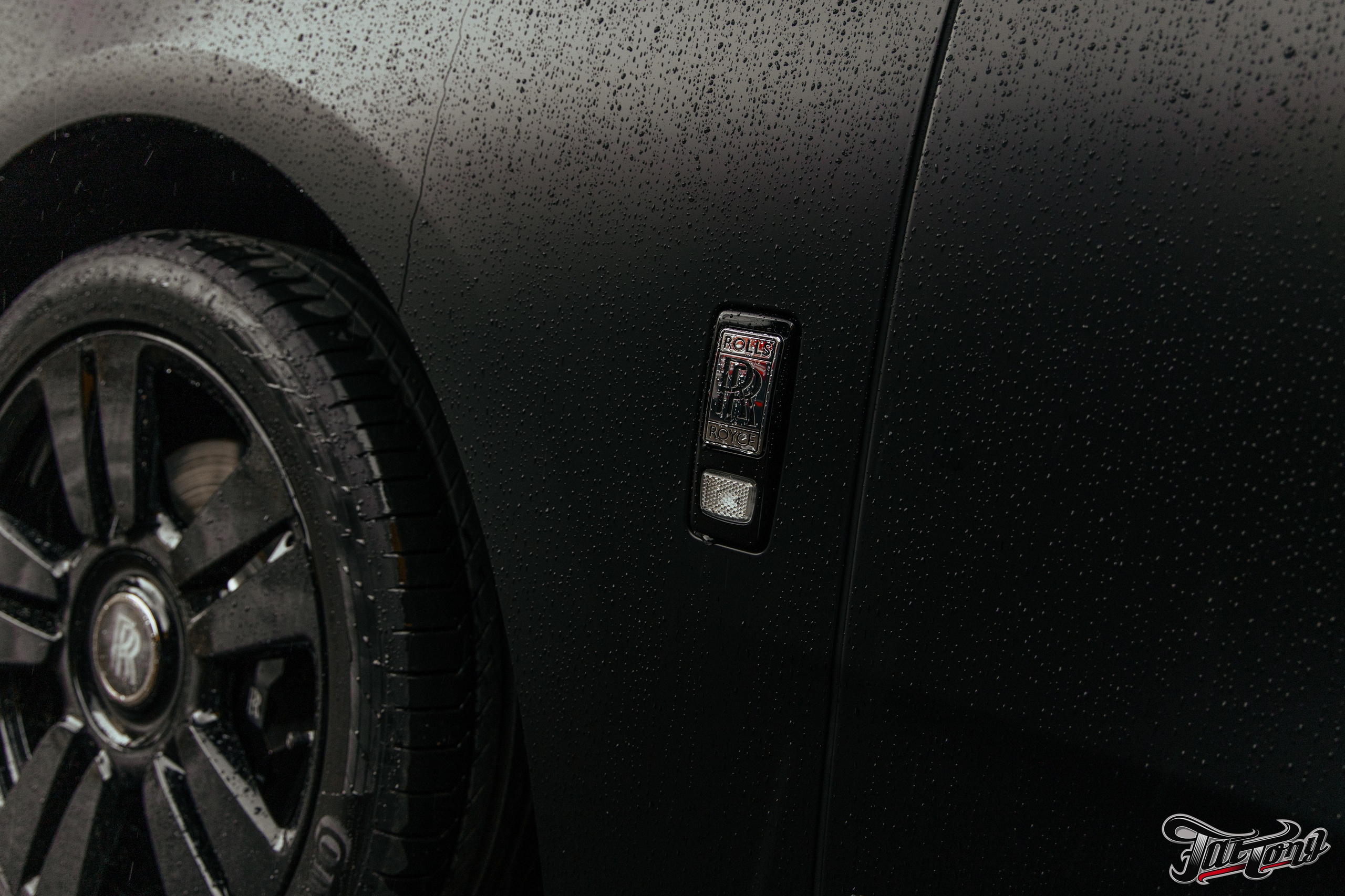 Rolls-Royce Cullinan оклейка в матовый полик, полный антихром. DeLorein