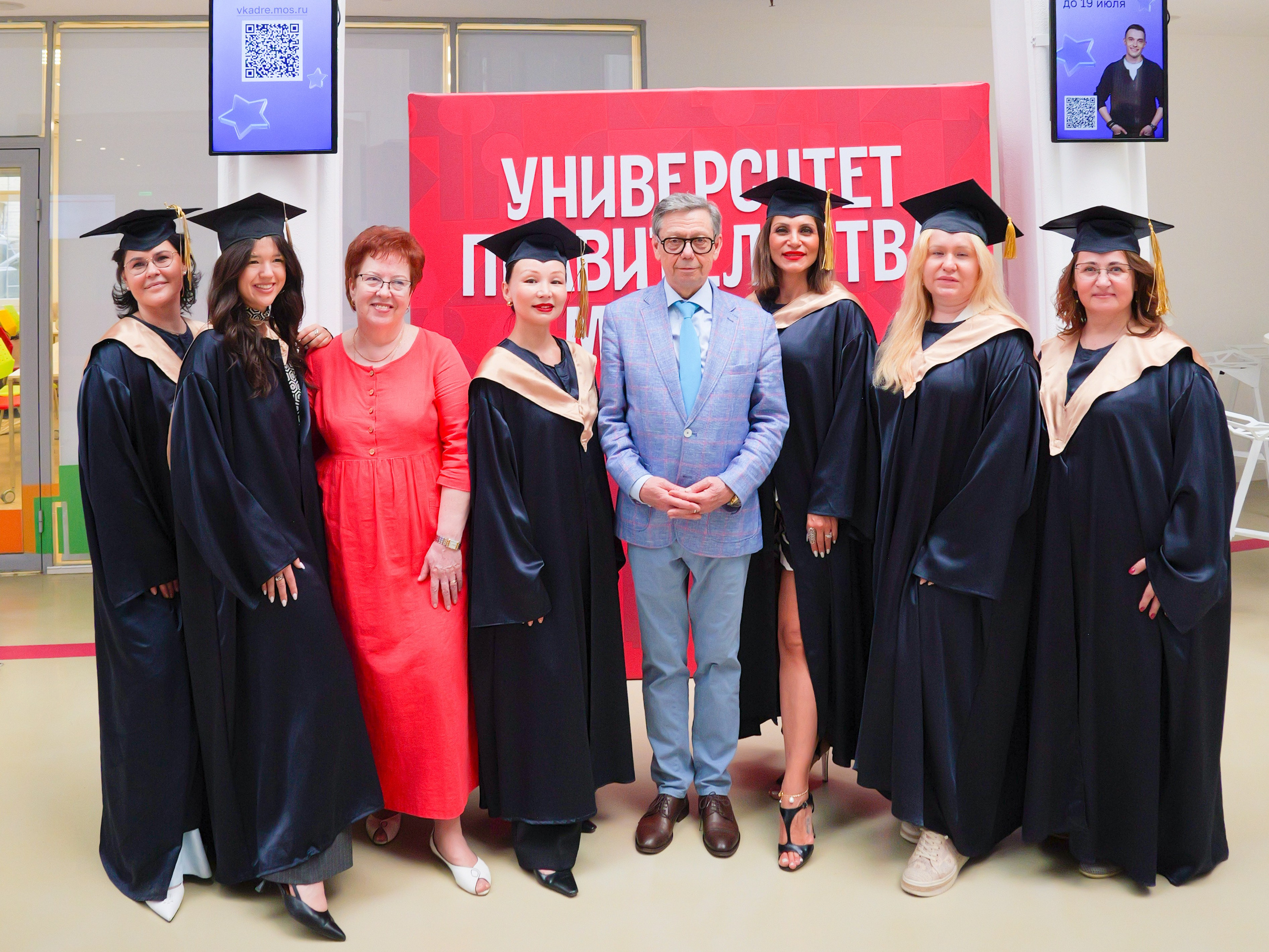 Вручение дипломов. Портретная фотография тахир лебедев