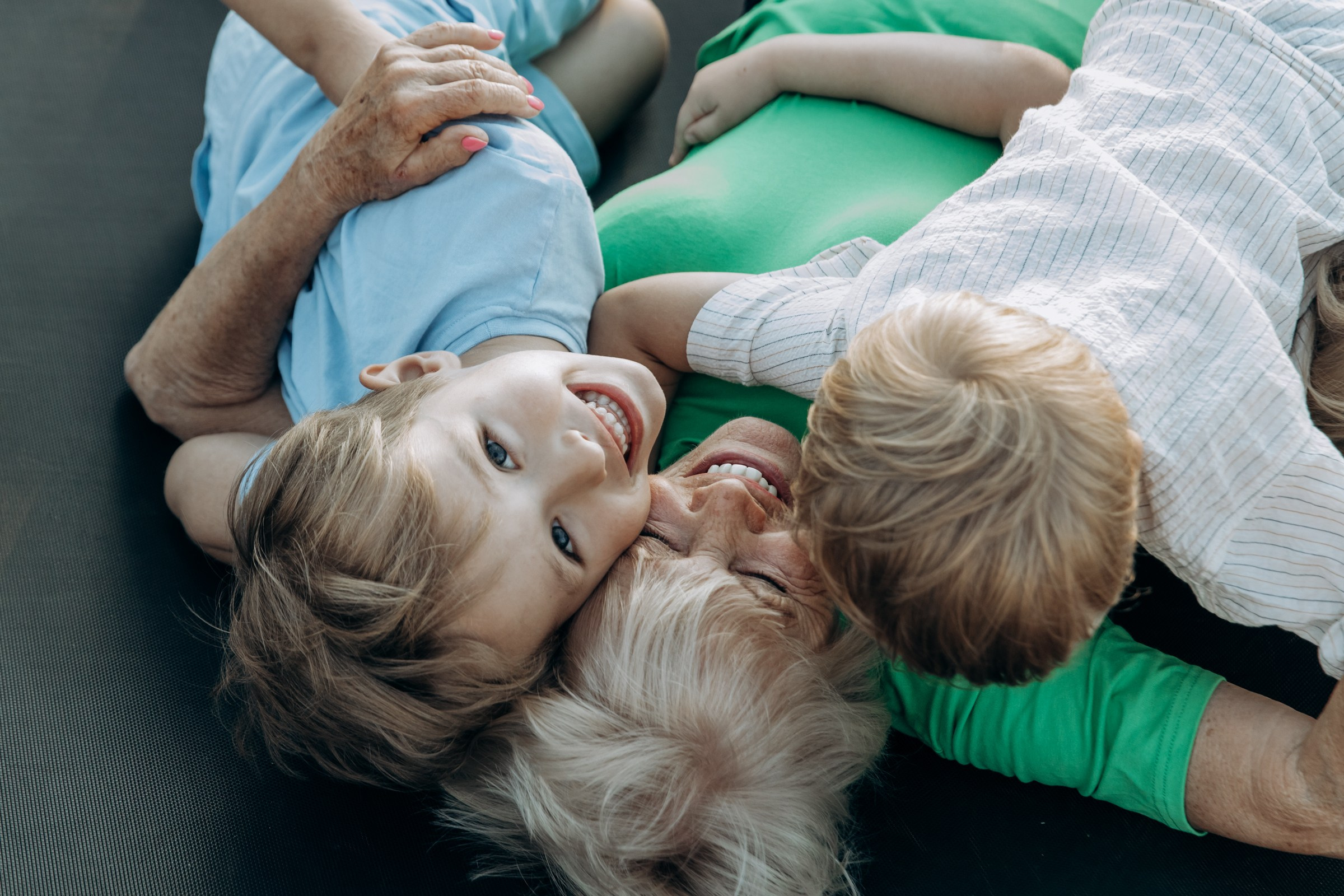 Дети и семьи. На моих фотографиях дети всегда улыбаются и смеются по-настоящему. Я знаю что для этого нужно. Применяю секретный секрет). Фотограф в Крыму — Федор зайцев. Свадебная, семейная и портретная съёмка. Фотографии для контента, для бизнеса. Корпоративная съёмка