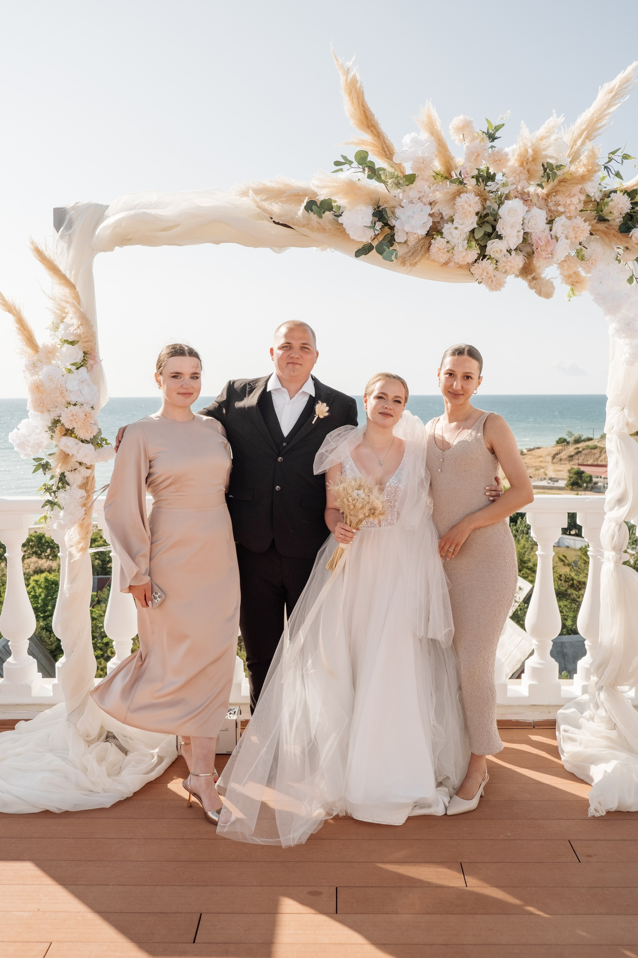 Свадебный ретопртаж. Профессиональная фотосъемка в Крыму. Натуральные эмоции и живые кадры. Забронируйте дату прямо сейчас!