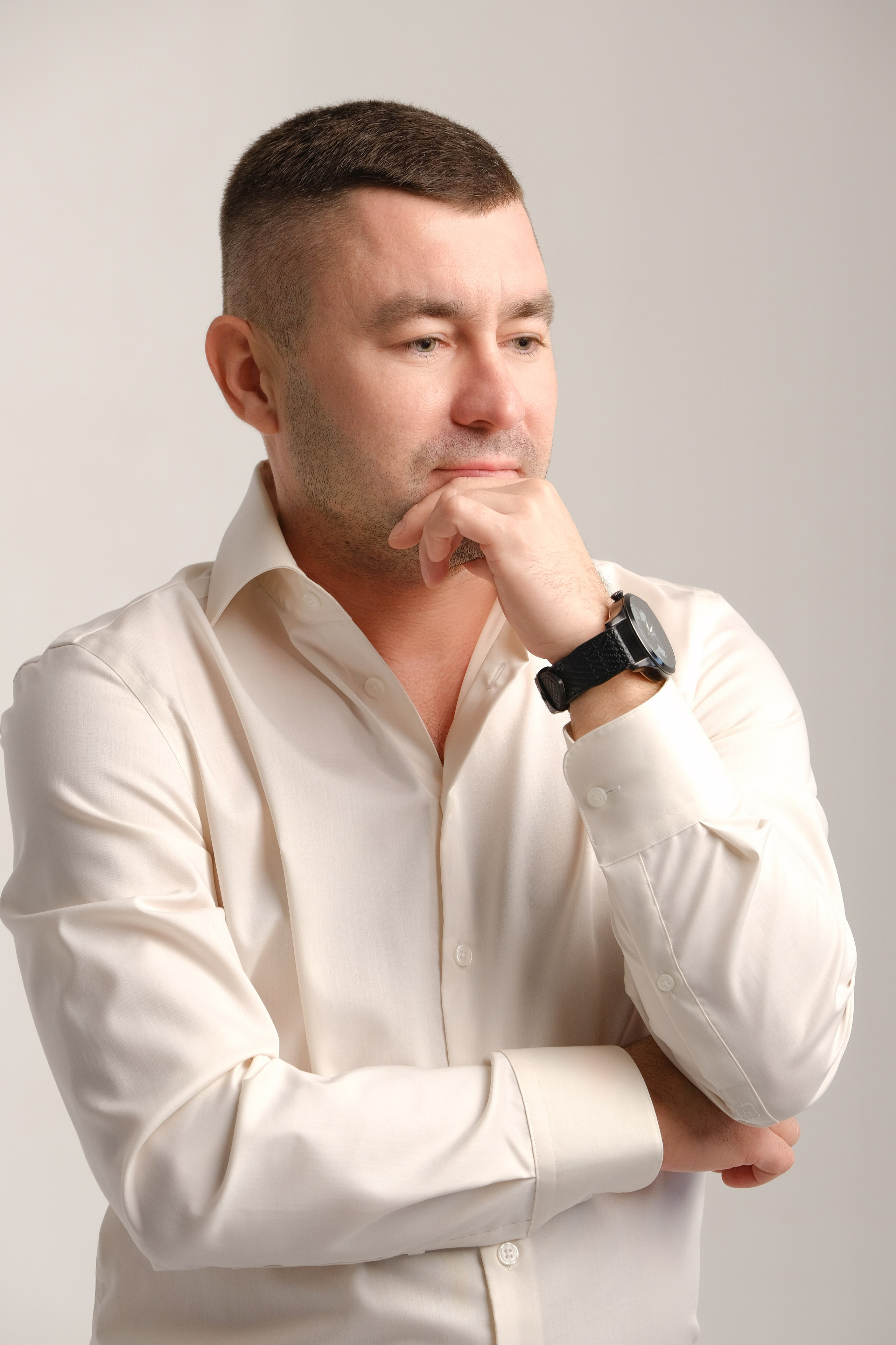 Фотосессия. Циклорама, фотосессия на циклораме, белый фон, без лишних предметов. Профессиональная фотосъемка в Крыму. Натуральные эмоции и живые кадры. Забронируйте дату прямо сейчас!