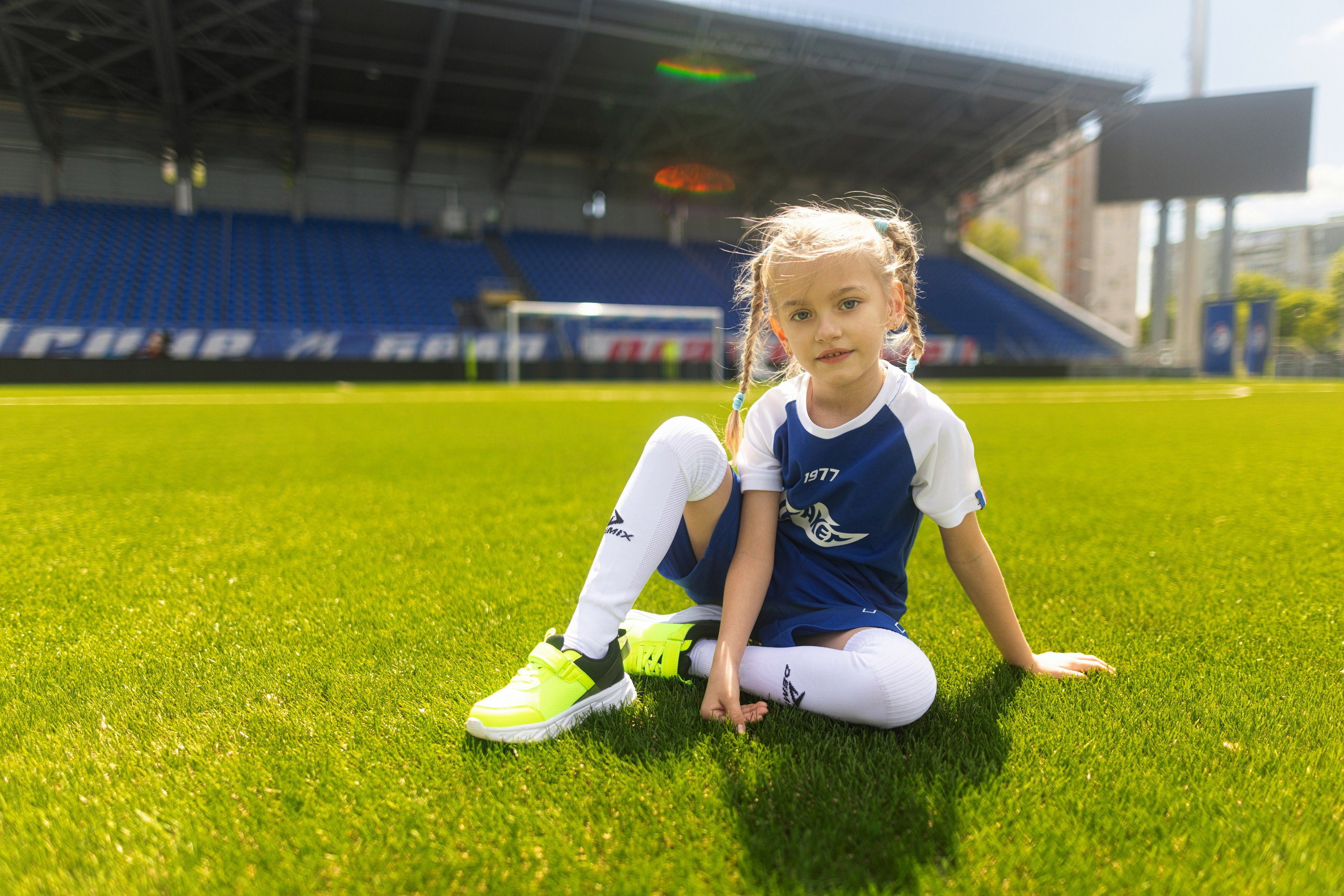 Детский портрет с Алисой на футбольном стадионе. Дмитрий Шульгин, портретный фотограф в Воронеже