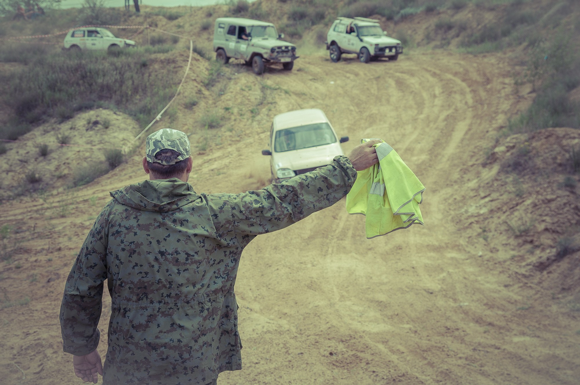 Судья показывает знак проезжающим участникам гонки
