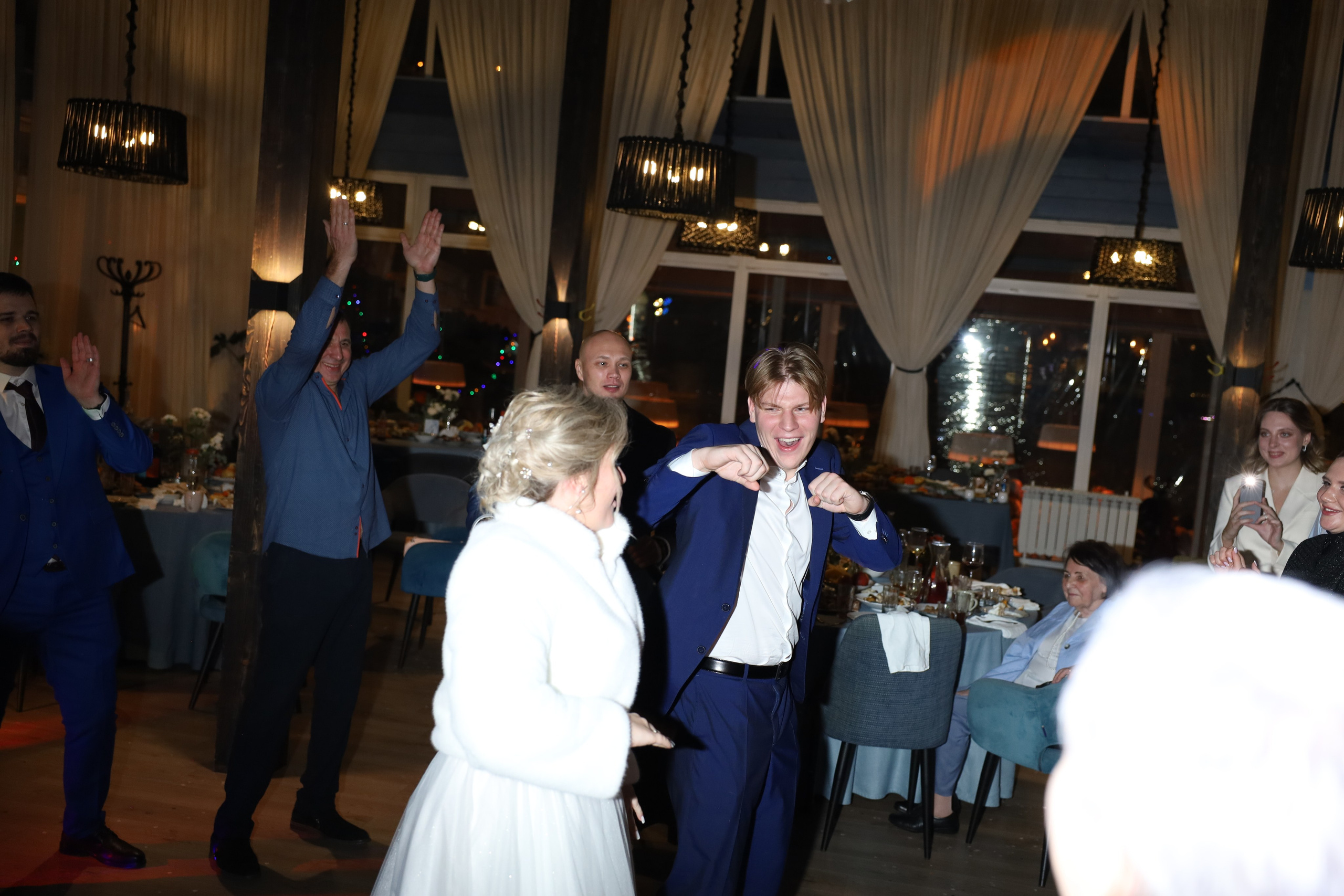 𝒜𝓇𝓉𝑒𝓂 & 𝐿𝓎𝓊𝓈𝓎𝒶 (𝓇𝑒𝓈𝓉𝒶𝓊𝓇𝒶𝓃𝓉). 𝑀𝑜𝓈𝒸𝑜𝓌. Свадебный фотограф в Санкт-Петербурге