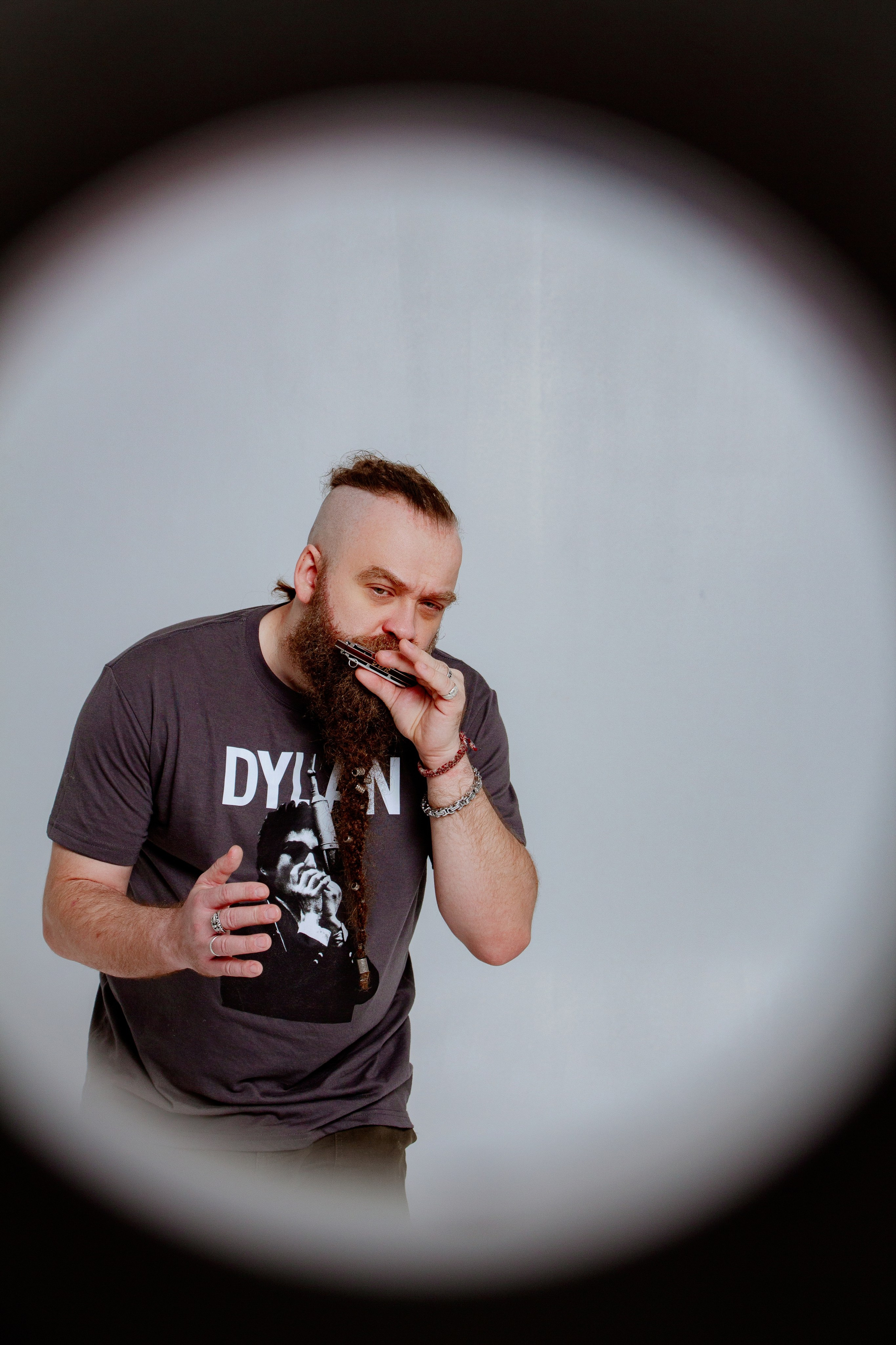 Борис Плотников. Губная гармоника. Мужской портрет, фотосессия для музыканта. Фотограф в Екатеринбурге Пойгина Елена