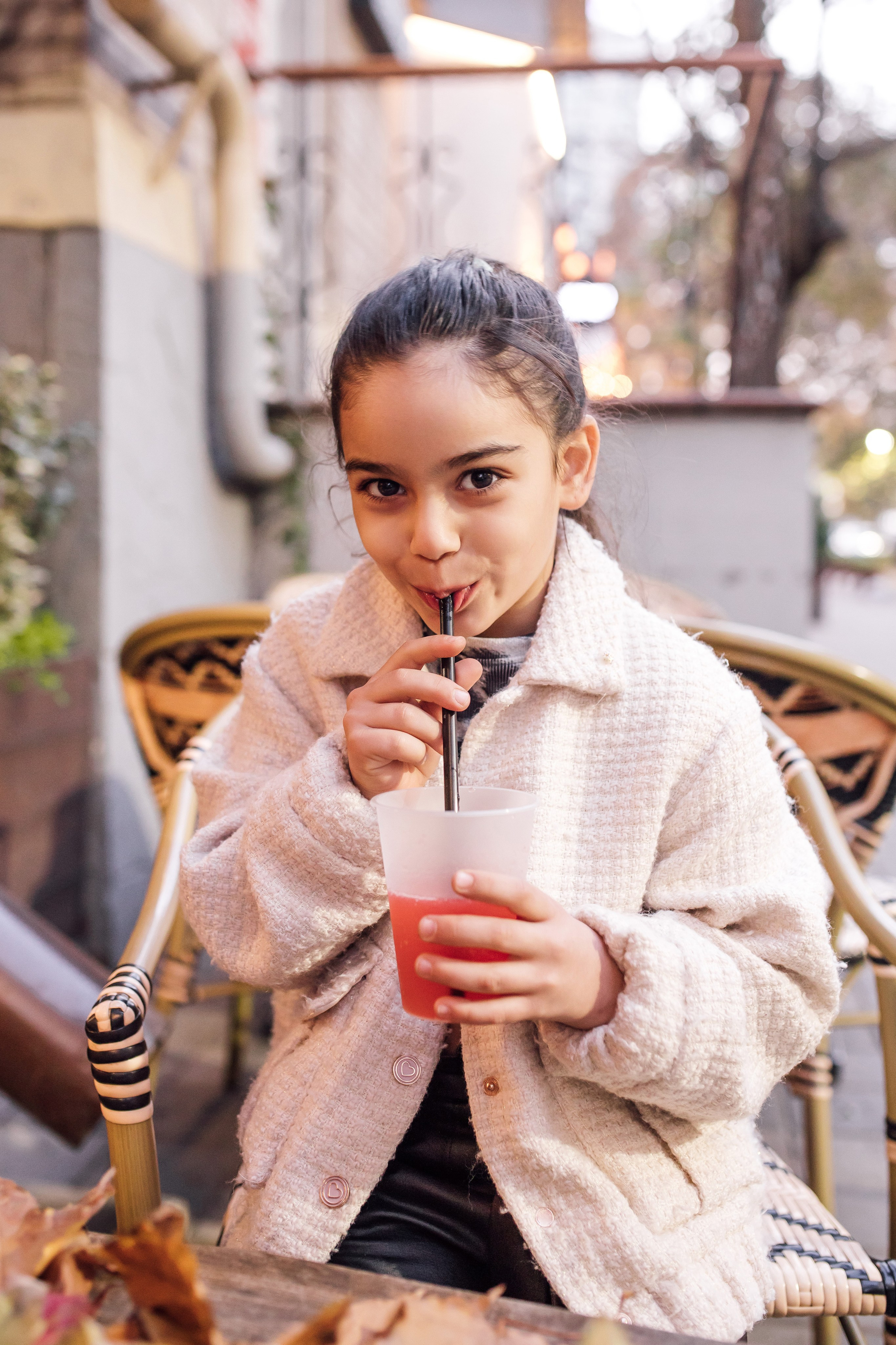 Мама и дочь, осенняя городская прогулка. Фотохудожник Наталия Кирсанова