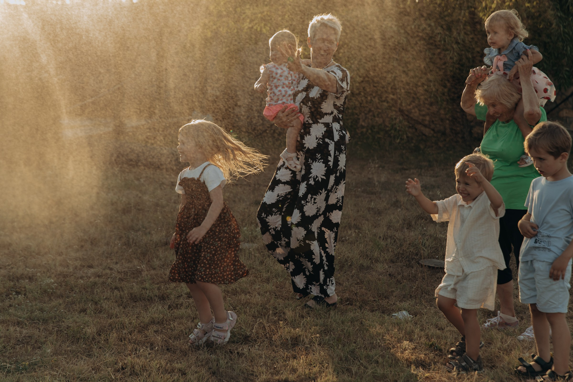 Дети и семьи. На моих фотографиях дети всегда улыбаются и смеются по-настоящему. Я знаю что для этого нужно. Применяю секретный секрет). Фотограф в Крыму — Федор зайцев. Свадебная, семейная и портретная съёмка. Фотографии для контента, для бизнеса. Корпоративная съёмка