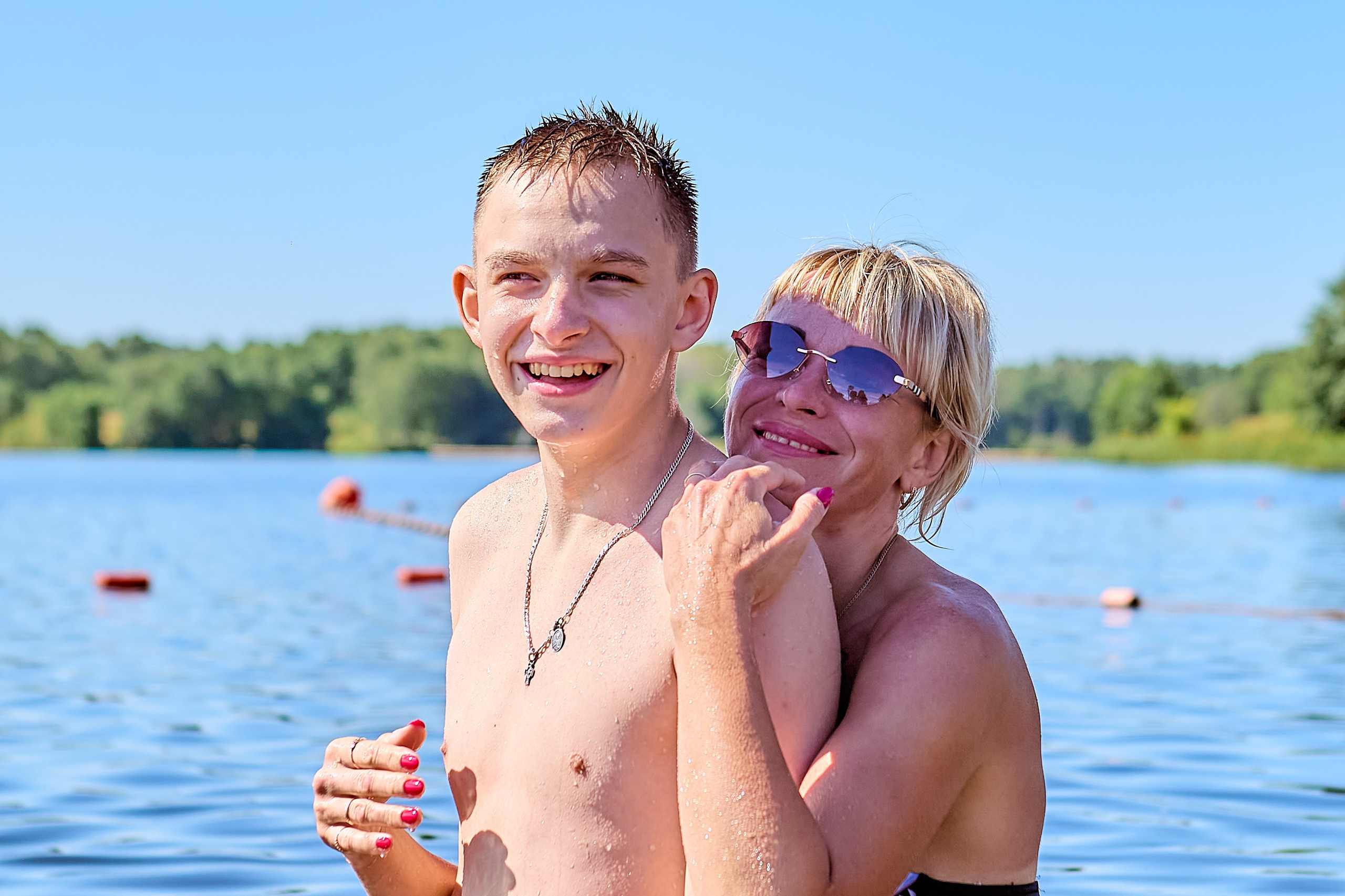 Семейная прогулка летом на озере