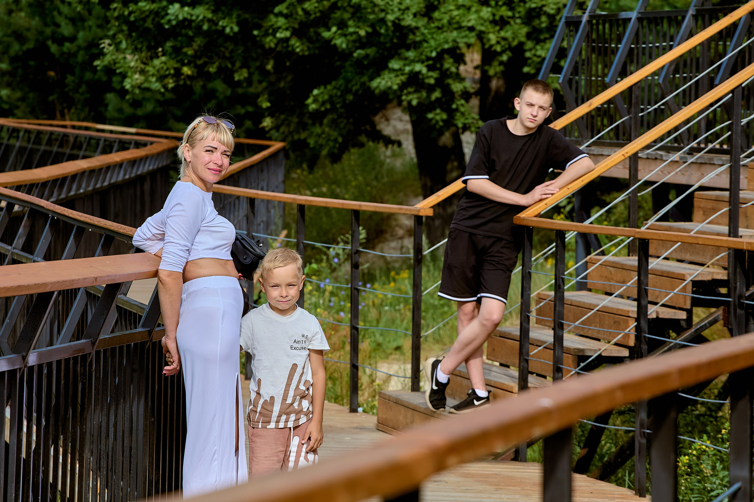 Семейная прогулка летом на озере