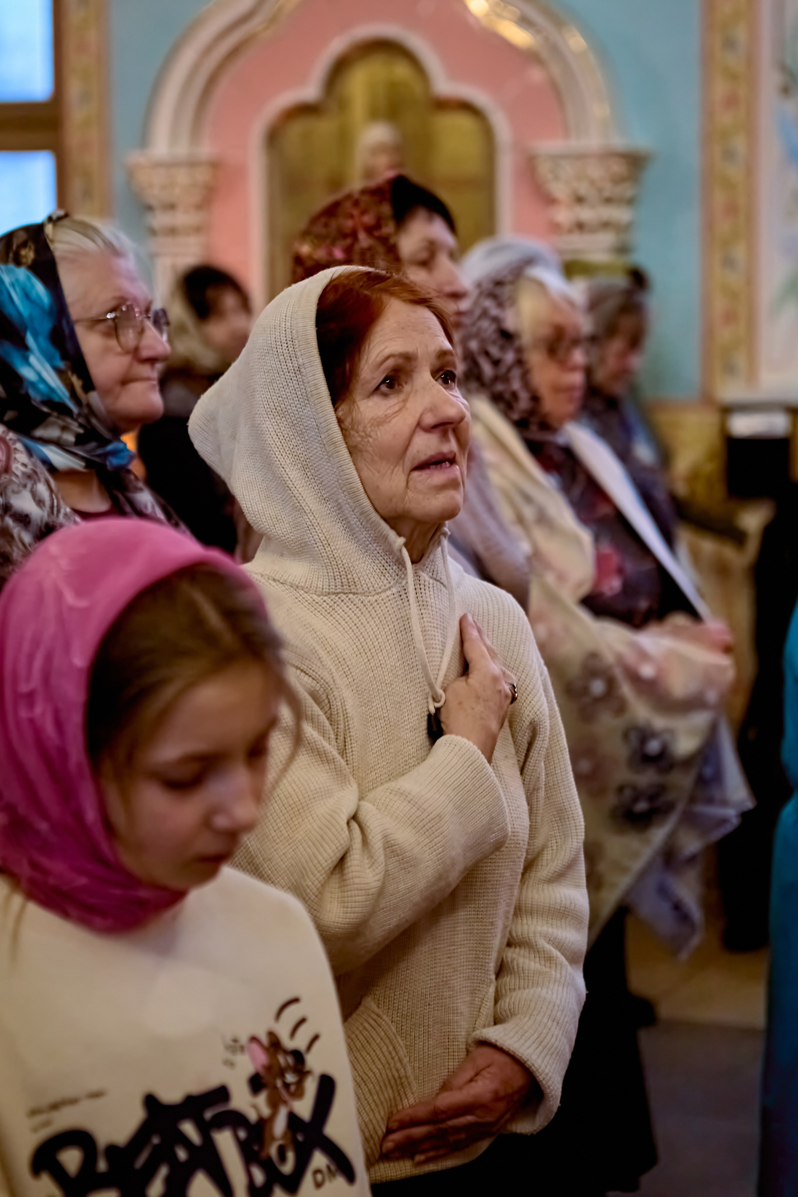 Женщина в храме в молитвенном состоянии 