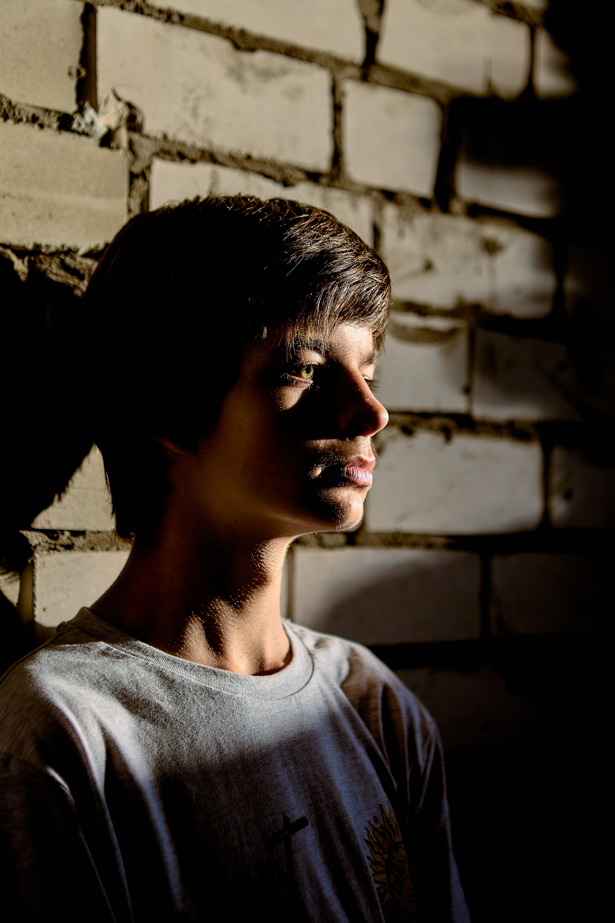 Молодежный портрет в заброшенном здании, Дзержинск. Православный фотограф Николай Голованов