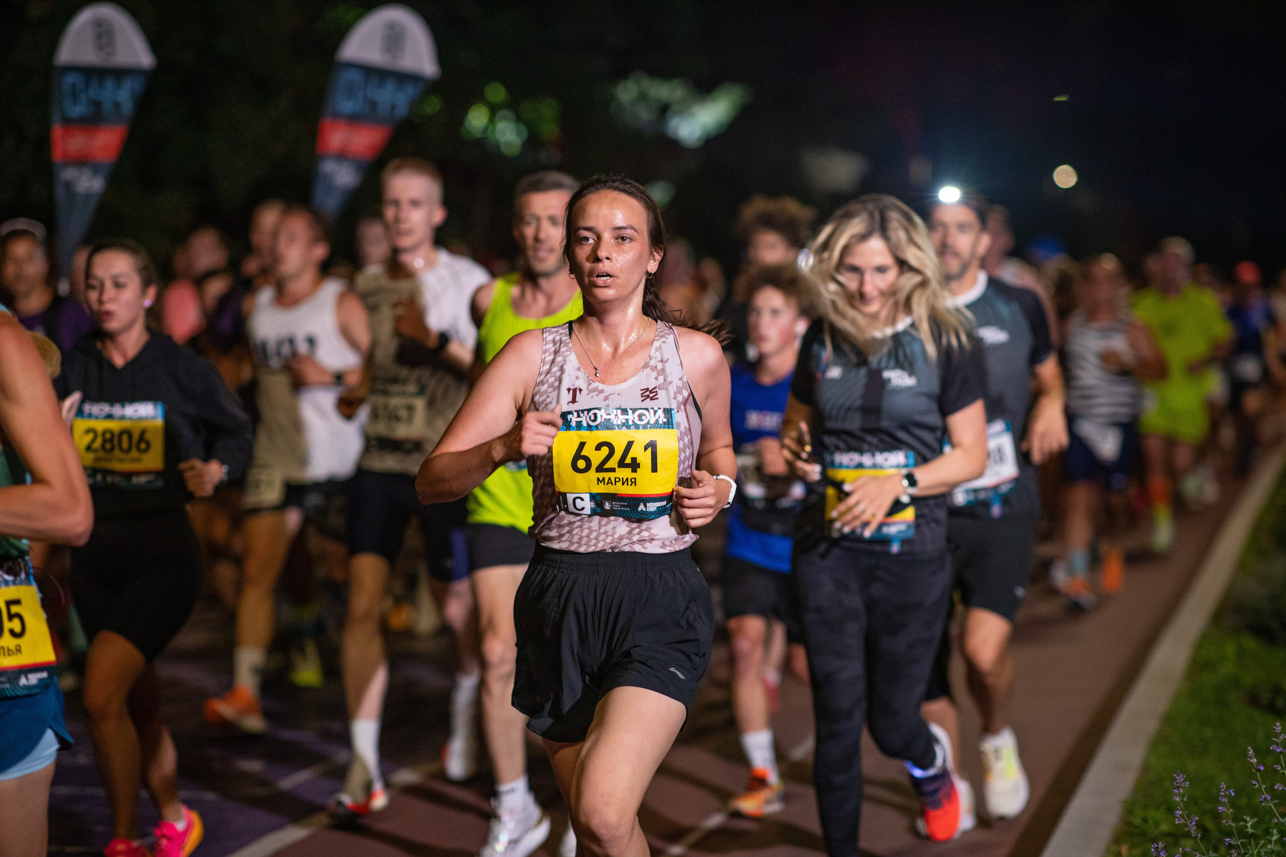 Ночной забег в ленте фотографий бегунов 03.08.24. Фотограф Сергей Ловкий