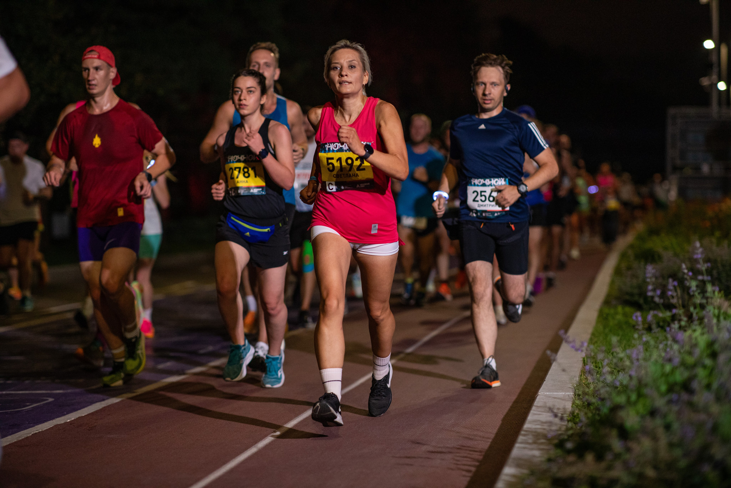 Ночной забег в ленте фотографий бегунов 03.08.24. Фотограф Сергей Ловкий
