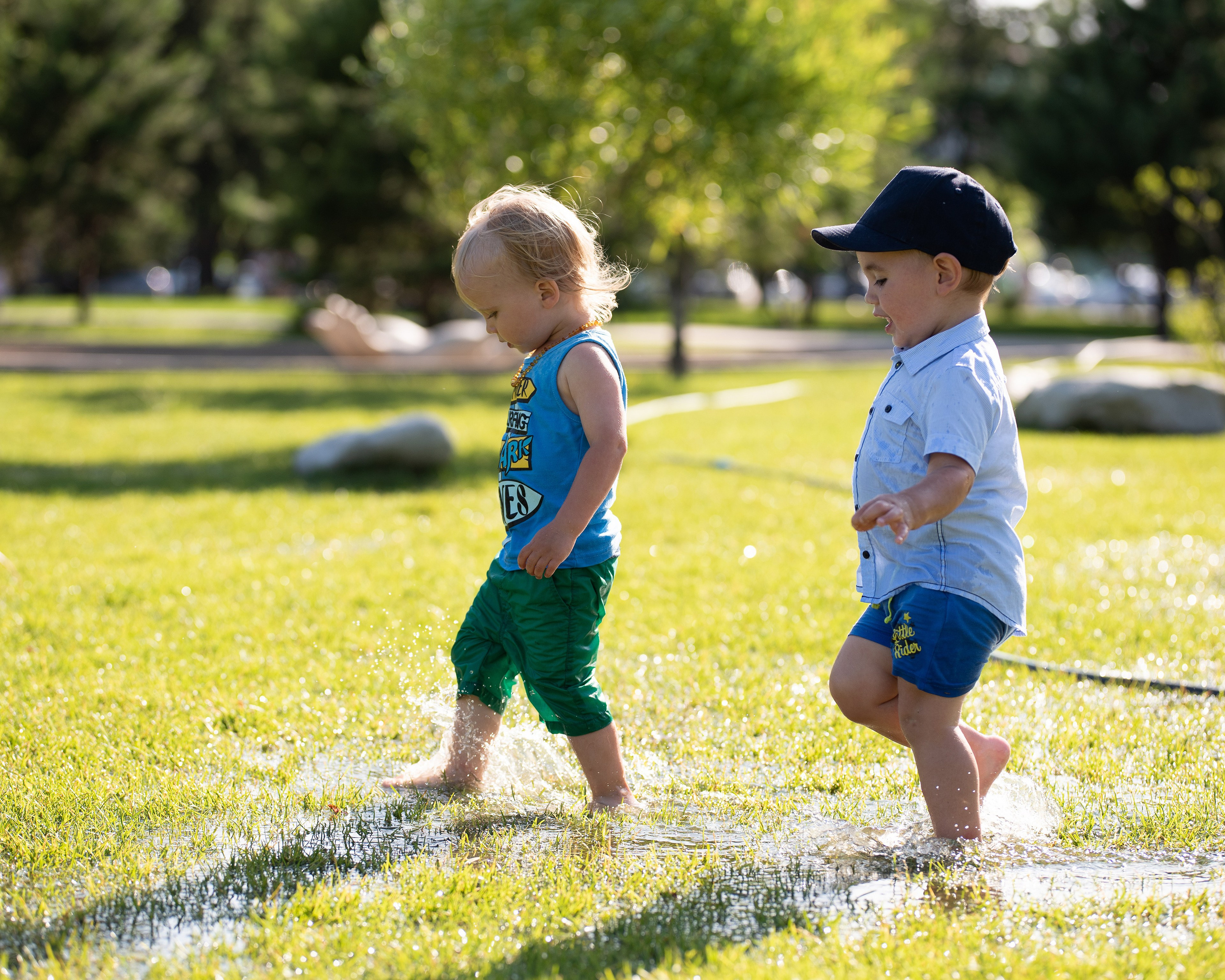 Дети шлепают по лужам.