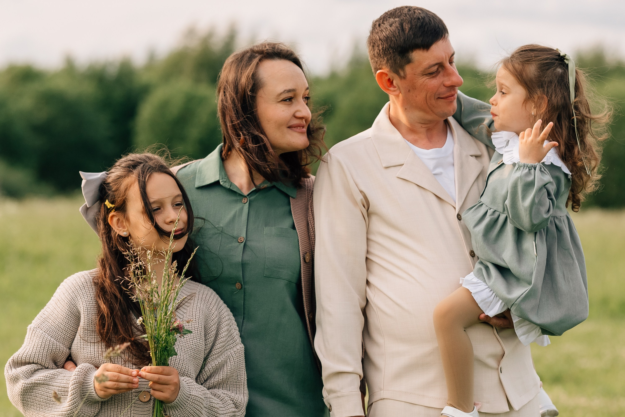 Анна, Марчелло, Настенька и Влада в поле. Фотограф Москва Светлана Кирюшина