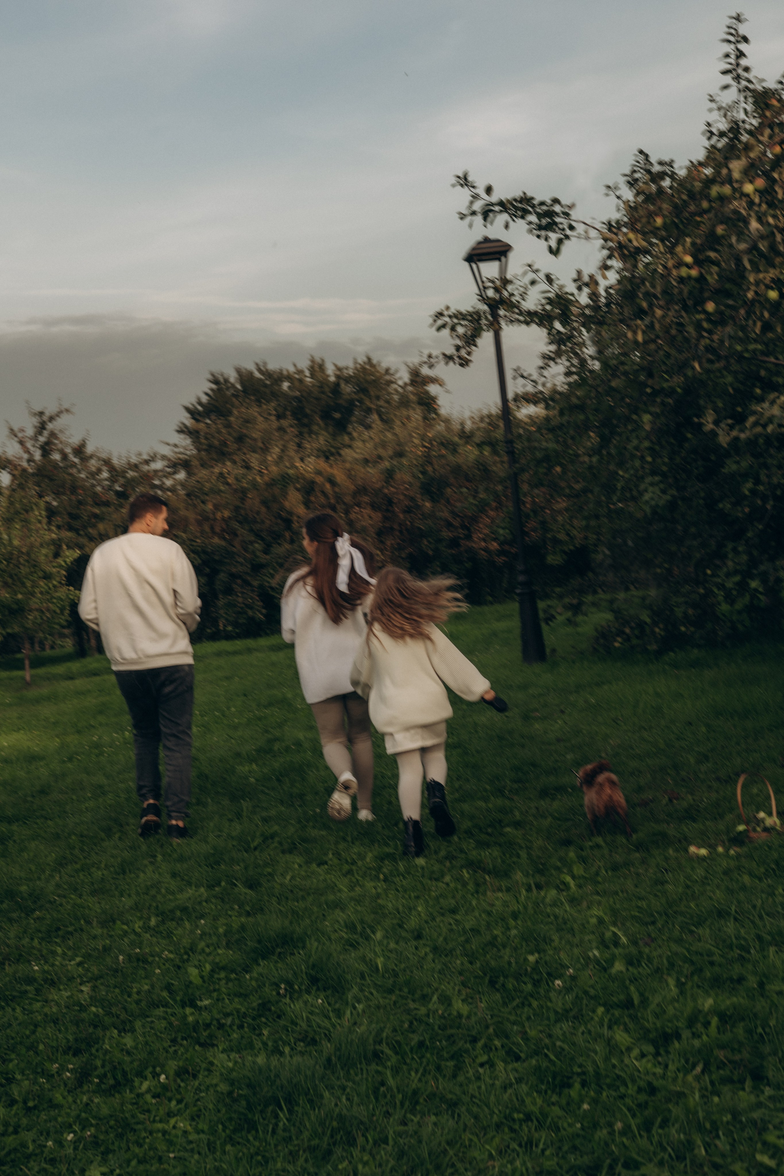 В яблоневых садах. Гаврилова Настя семейный фотограф lifestyle в Москве