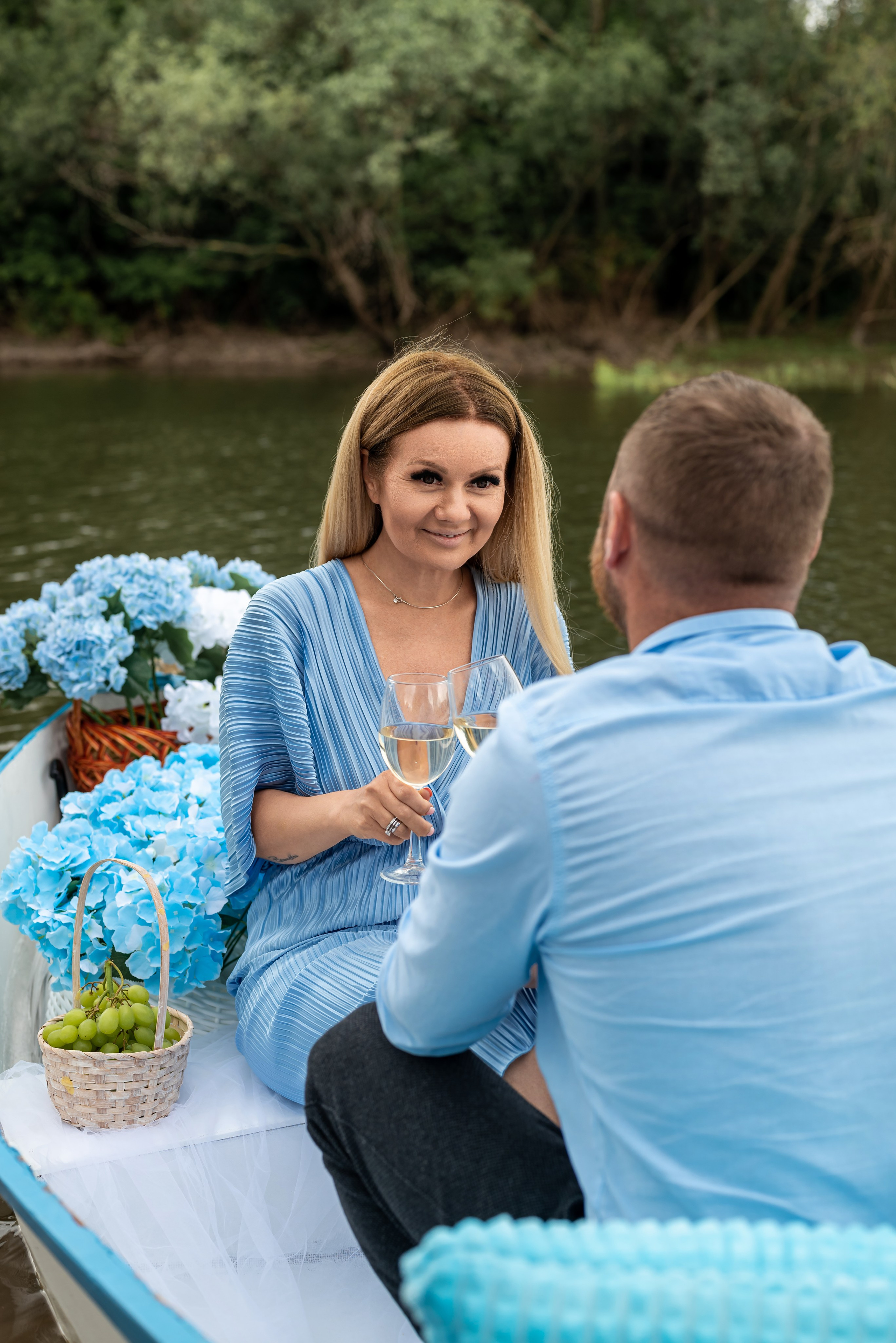 Фотопроект на лодке с голубыми гортензиями. Фотограф в городе Салават