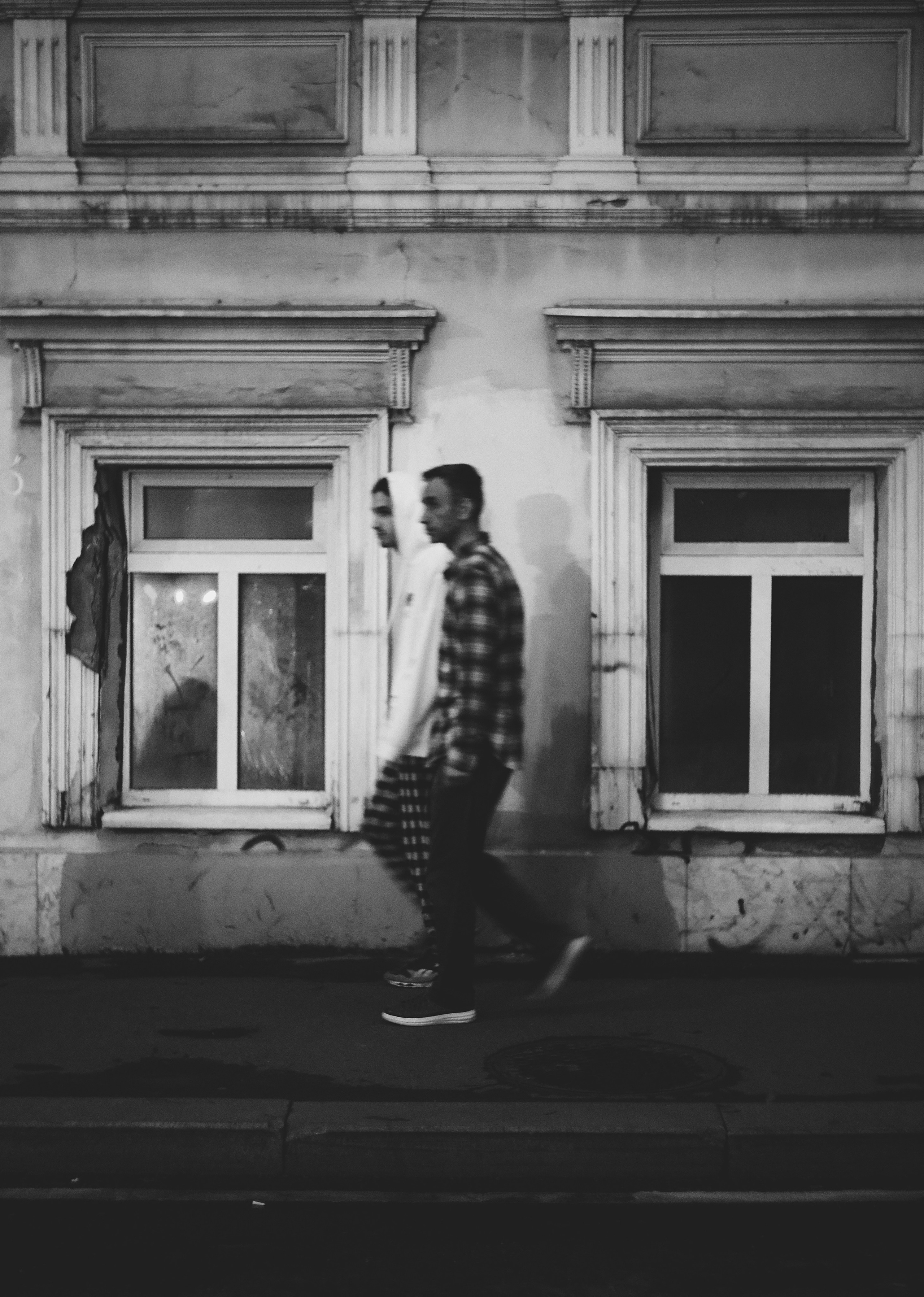 силуэты двух людей в районе Китай-города