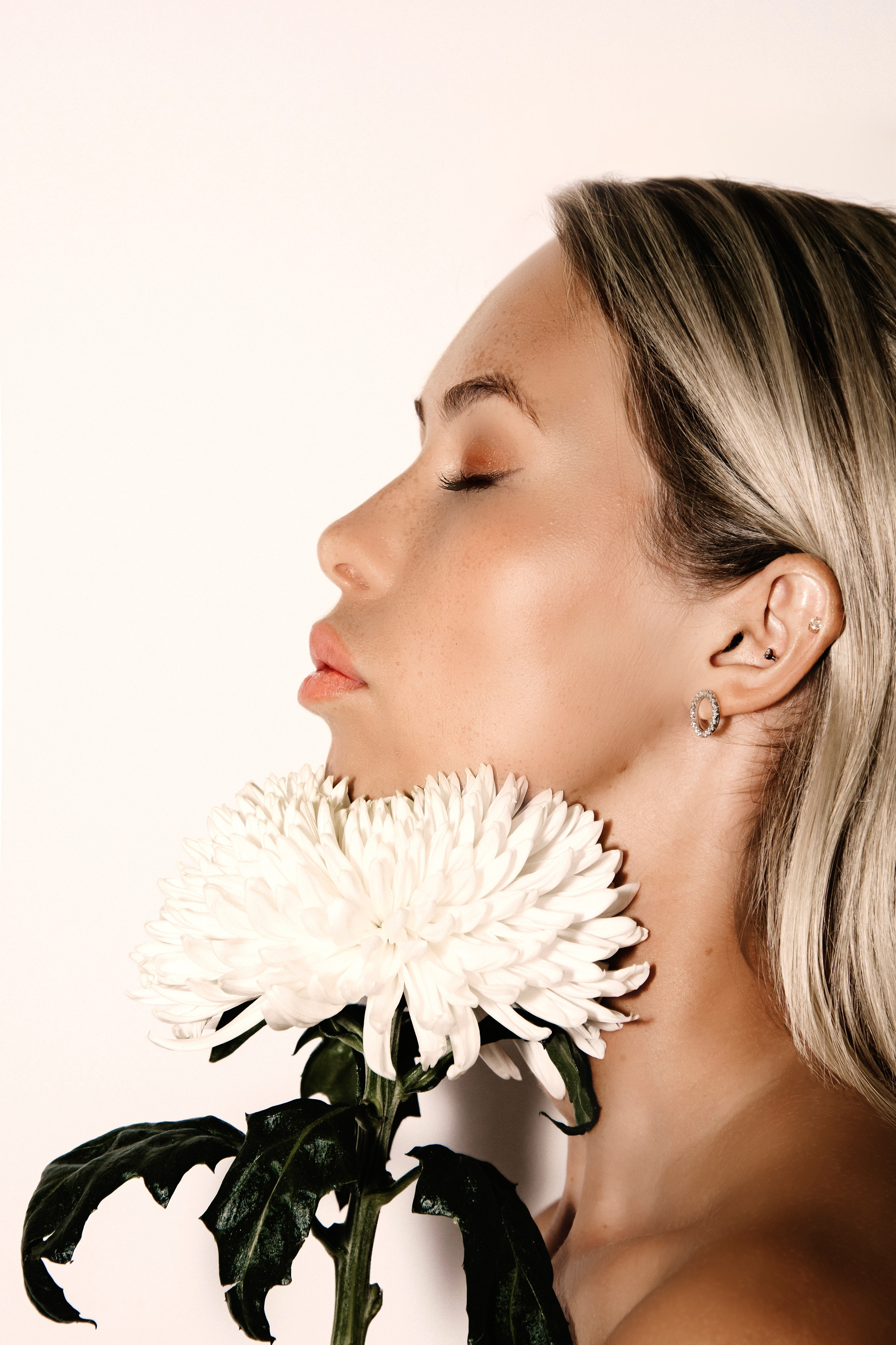 Портретная с цветком. Фотографы в Тюмени Андрей и Лидия Войвод