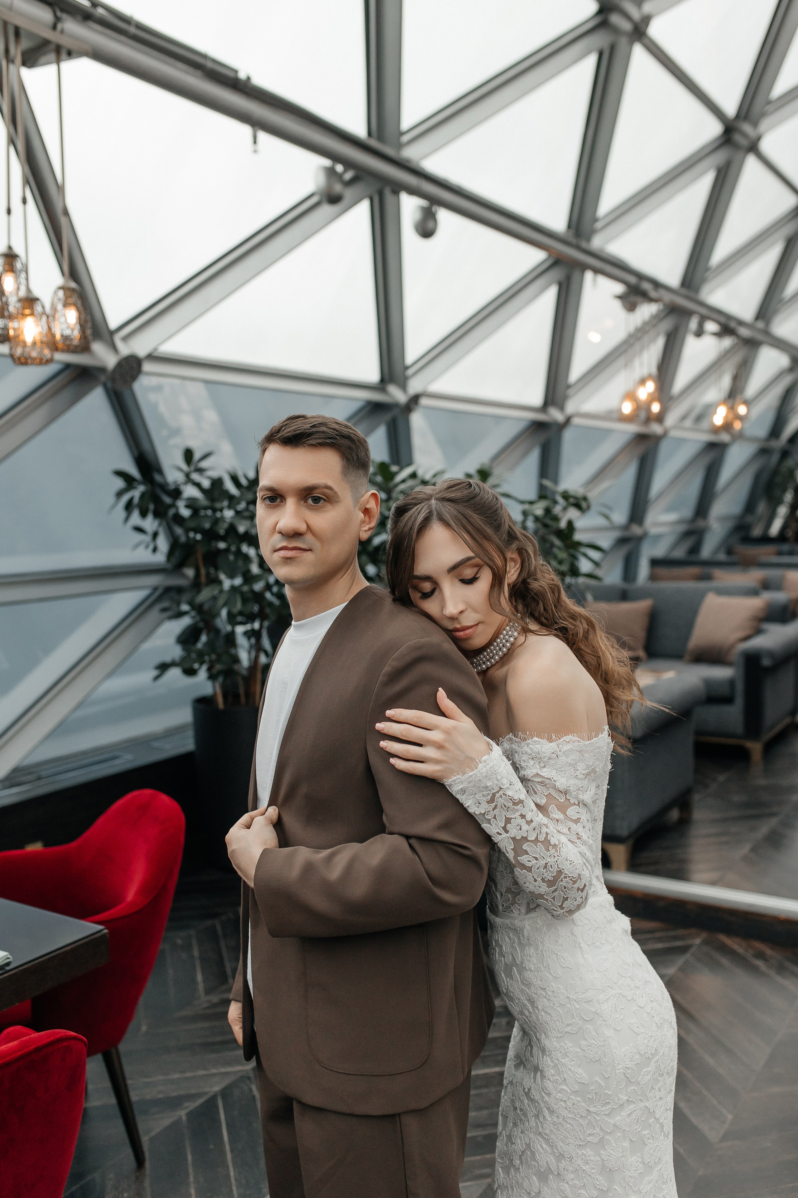 Свадебная фотосессия в ресторане отеля The Carlton, Moscow  с панорамным видом на Красную площадь