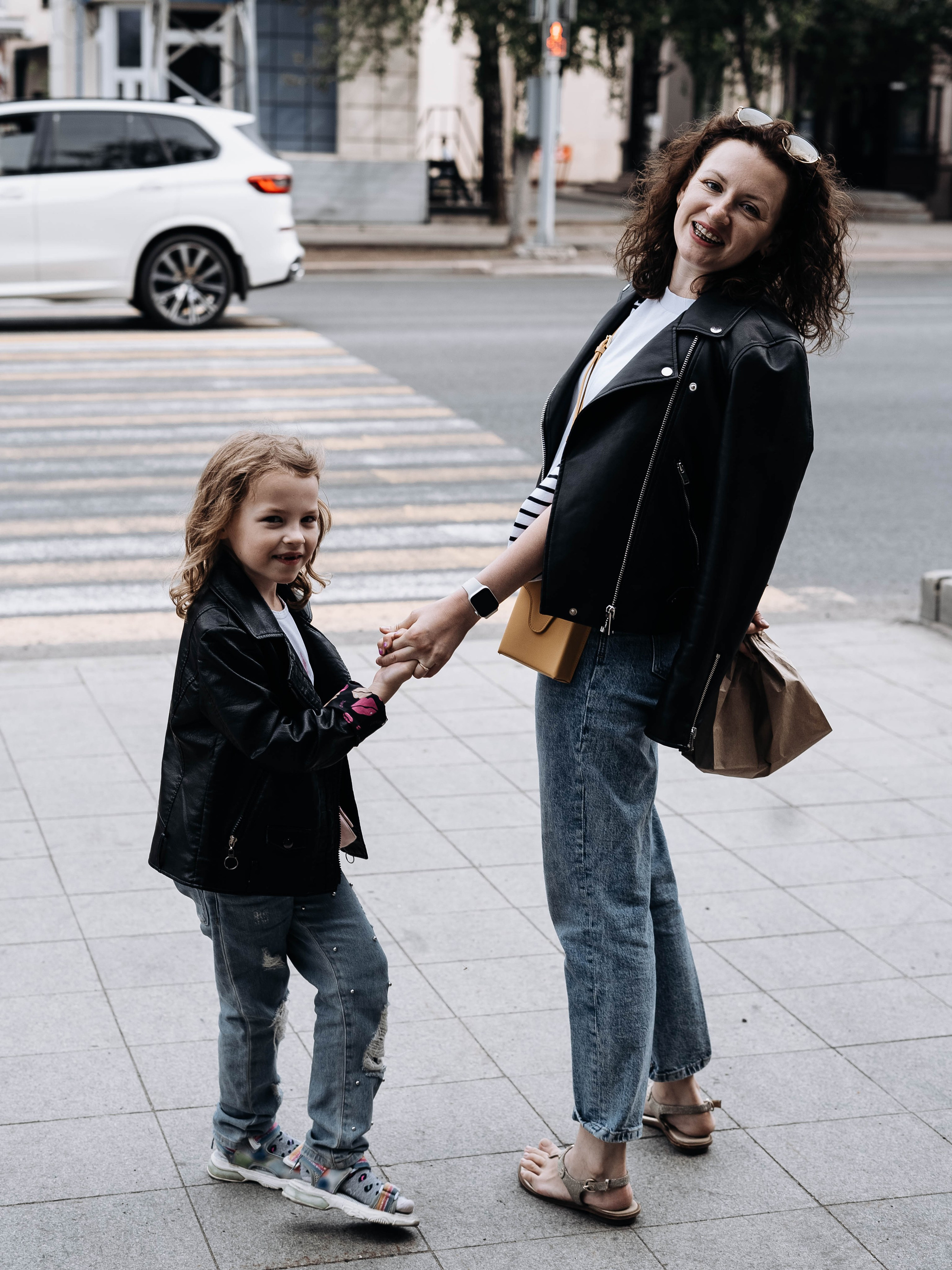 Маня и Аня ранним утром 🤍. Семейный фотограф в Томске Зарина Азизбаева