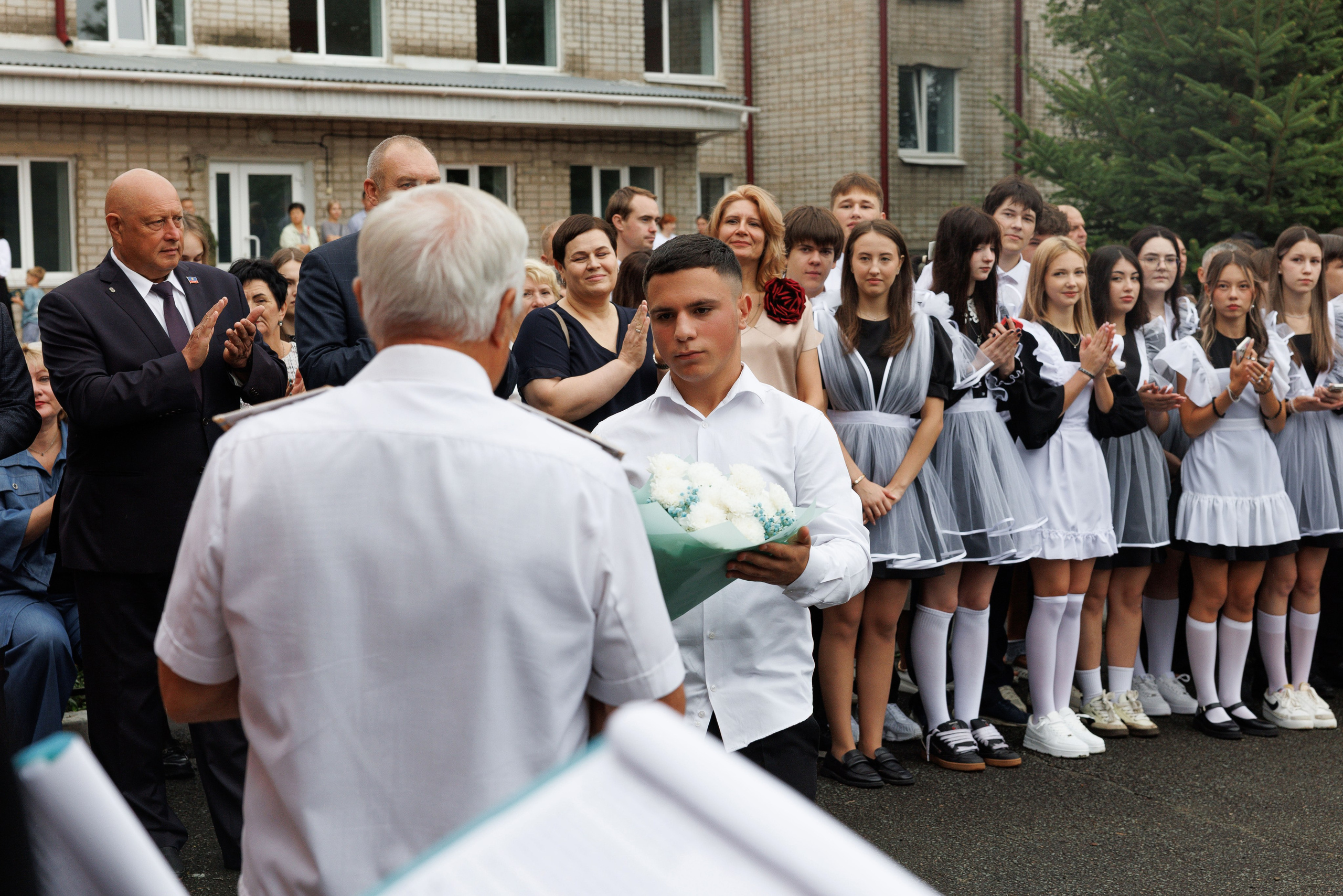 Линейка 11 клас Гимназия Артём. Photoalbum-vl.ru