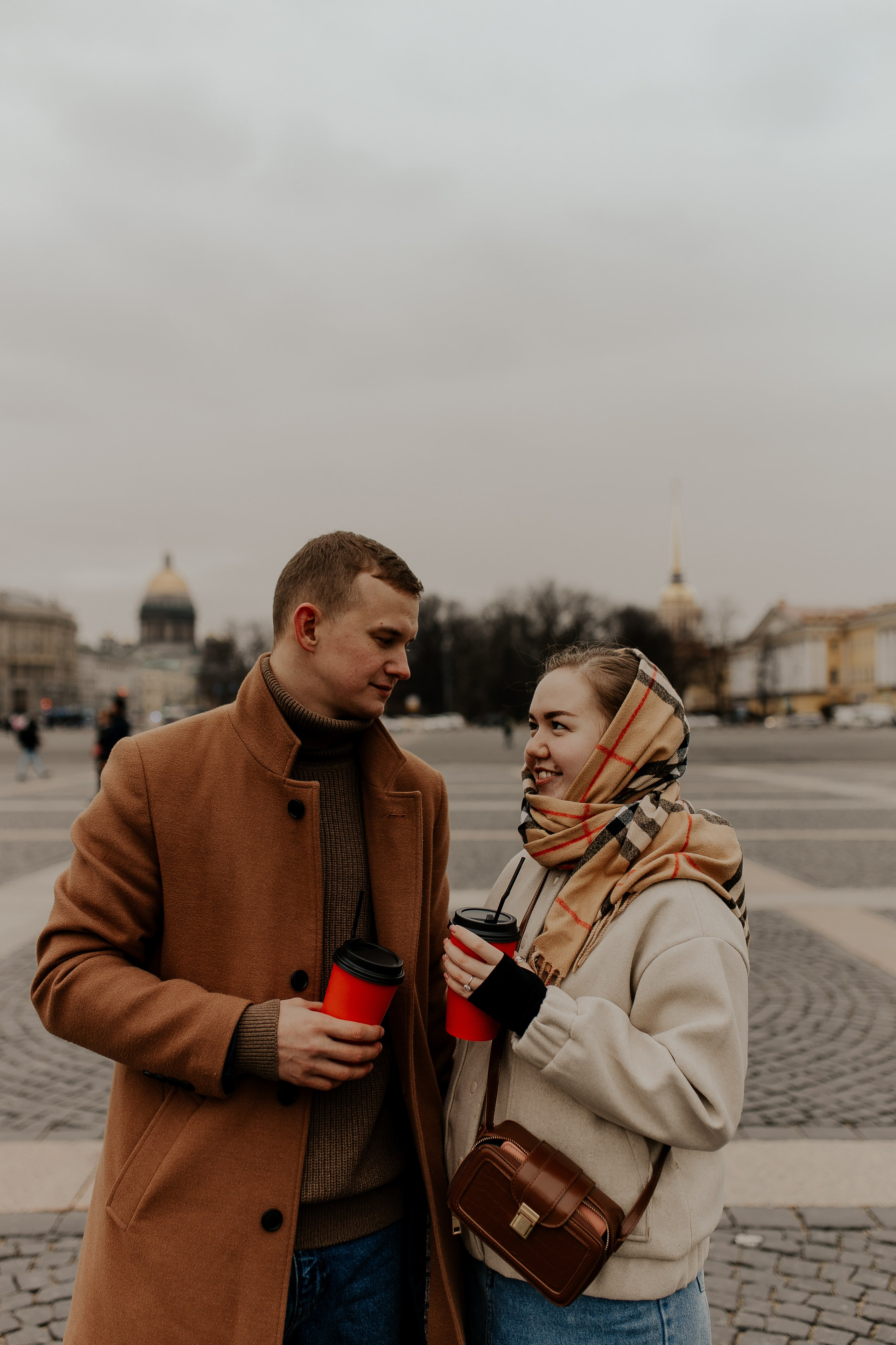 Пара гуляет по Петербургу. Фотограф в Санкт-Петербурге Лиза Семченкова