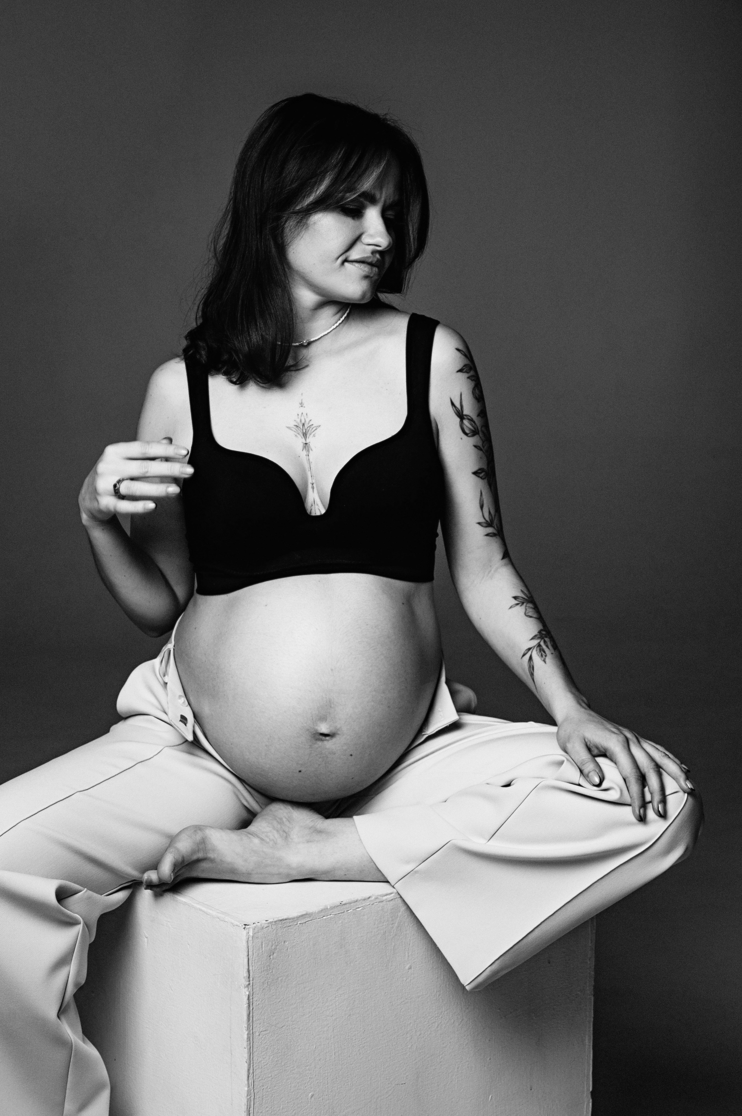 Валерия. Профессиональный фотограф беременности в СПБ. Стильные фотосессии беременности в стиле минимализм и классическая фотография