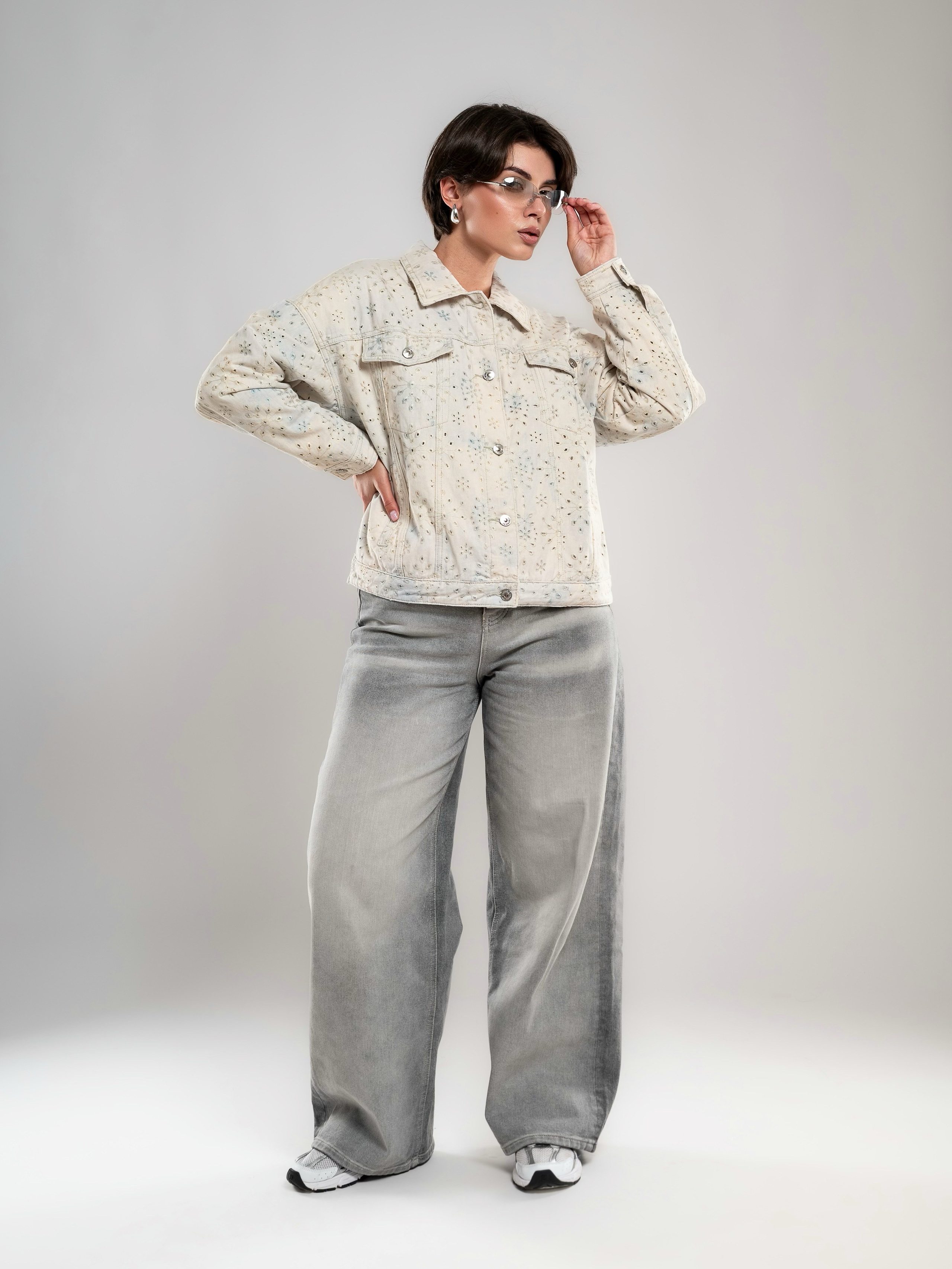 Джинсовые куртки на 2х моделях. Предметный фотограф, фото для маркетплейсов Пятигорск, КМВ