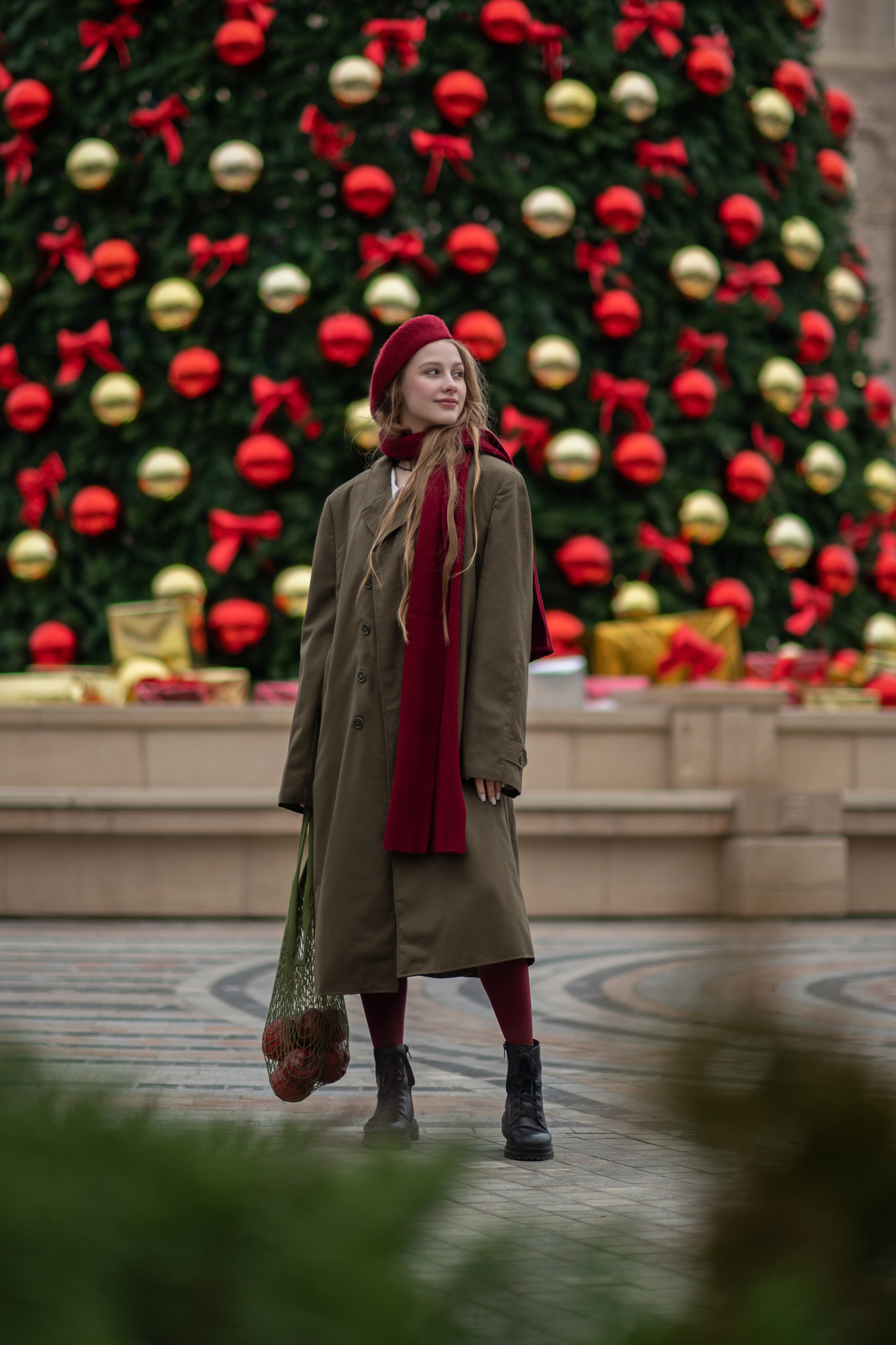 Фотосессия у елки в музейном парке Нового Херсонеса