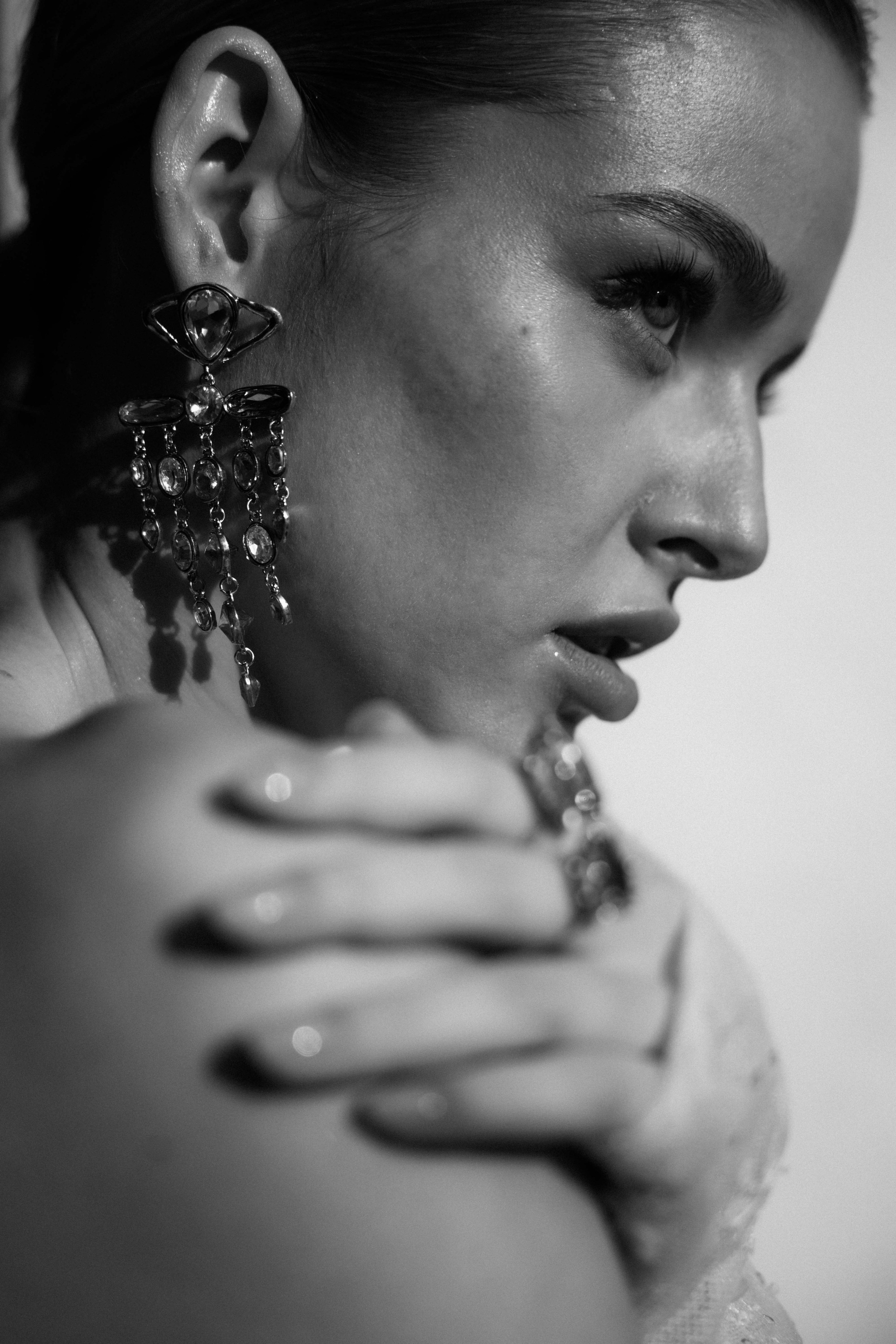 Счастливая пара позирует на свадебной фотосессии на фоне зеленой ткани в театре ,фэшн съемка ,топ 100 — свадебный фотограф Алена Межевова