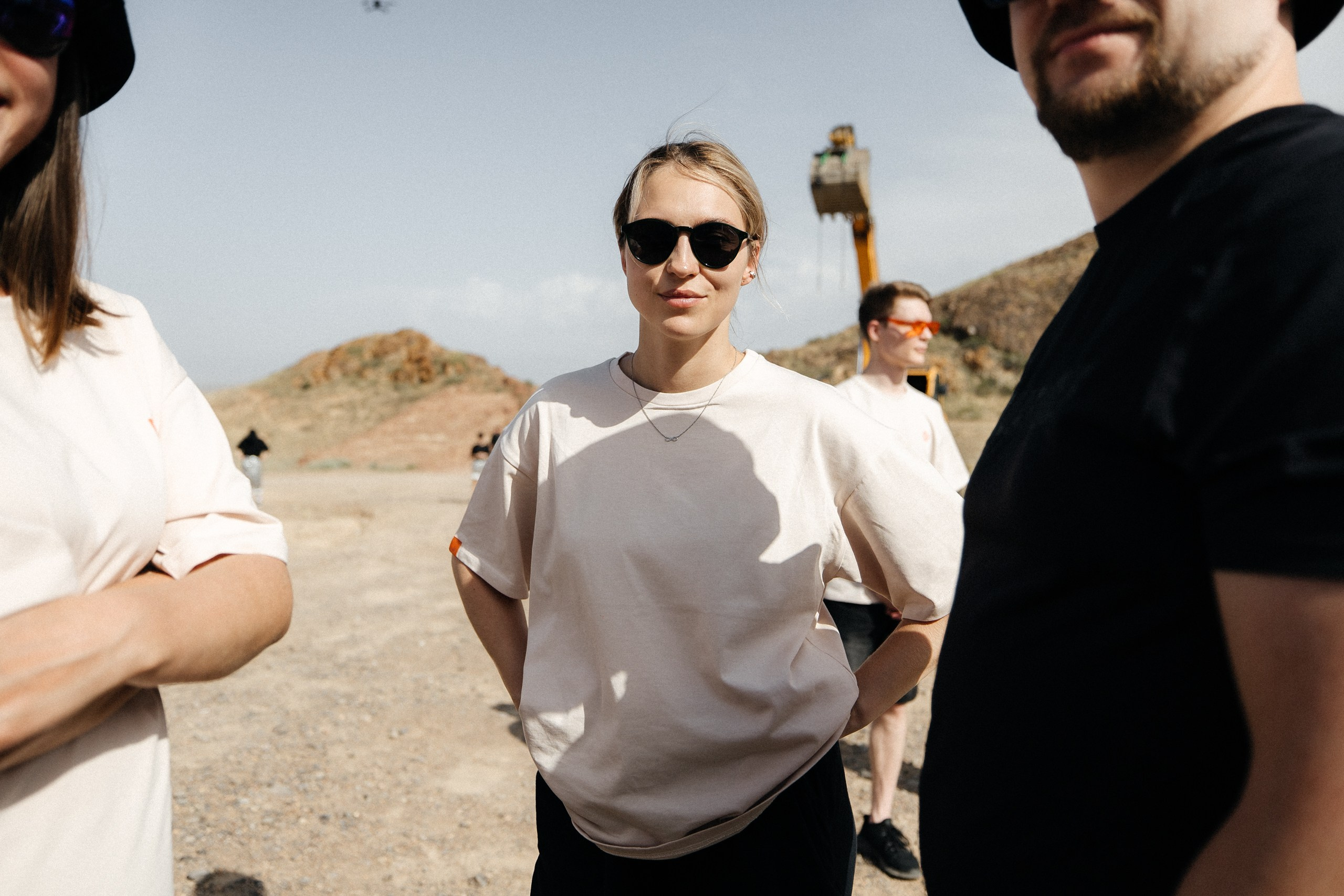 Здравствуйте! Я свадебный фотограф из Ульяновска, работаю в том числе по всей России и с выездом за границу. Снимаю свадьбы, lovestory, корпоративы, светский репортаж. Провожу обучение по фотографии, мастер-классы и воркшопы для других фотографов.