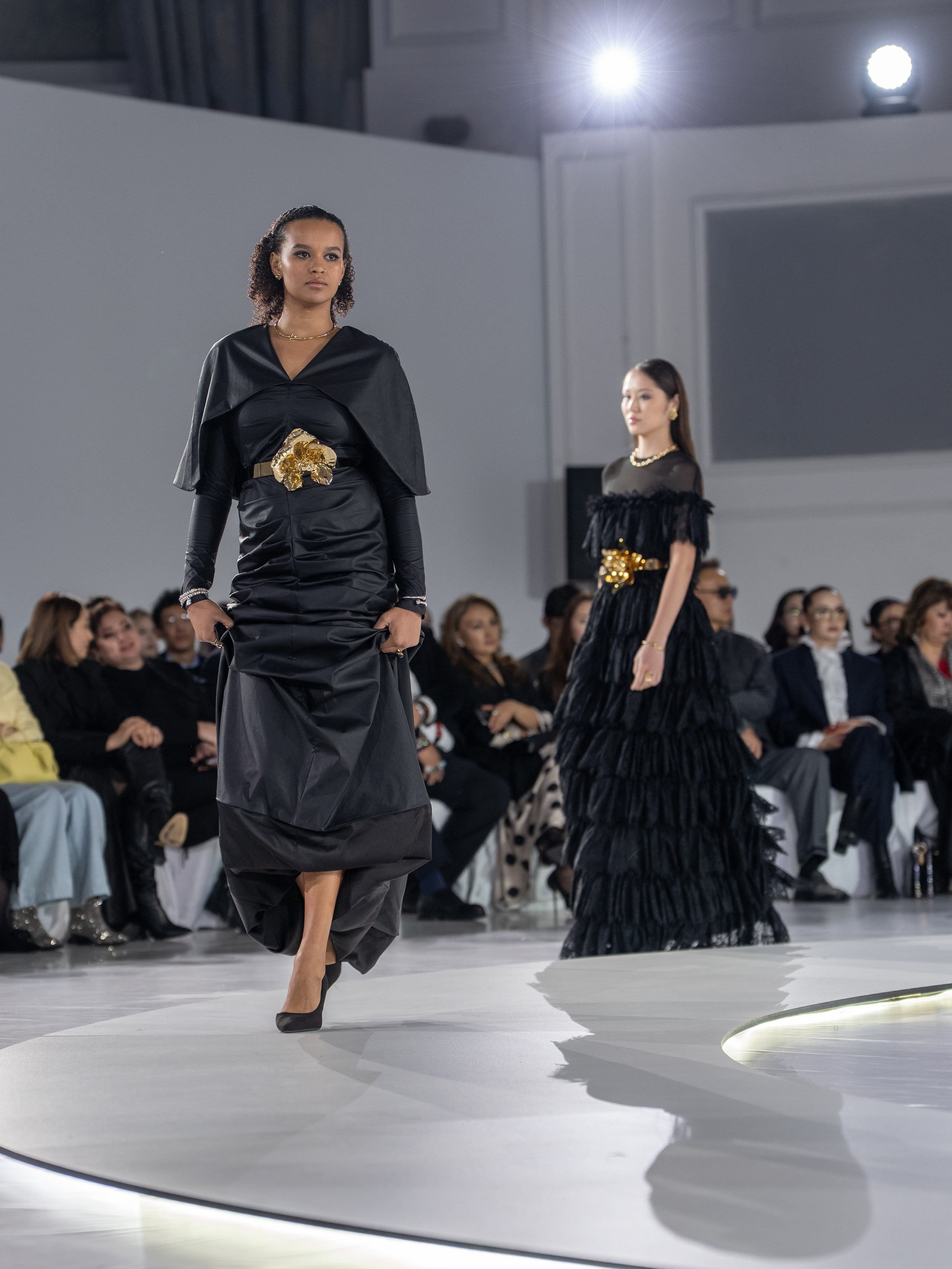 Дизайнер Arunaz. Сайт Алматинского НЮ АРТ, будуар и фэшн фотографа Дениса Карпенко