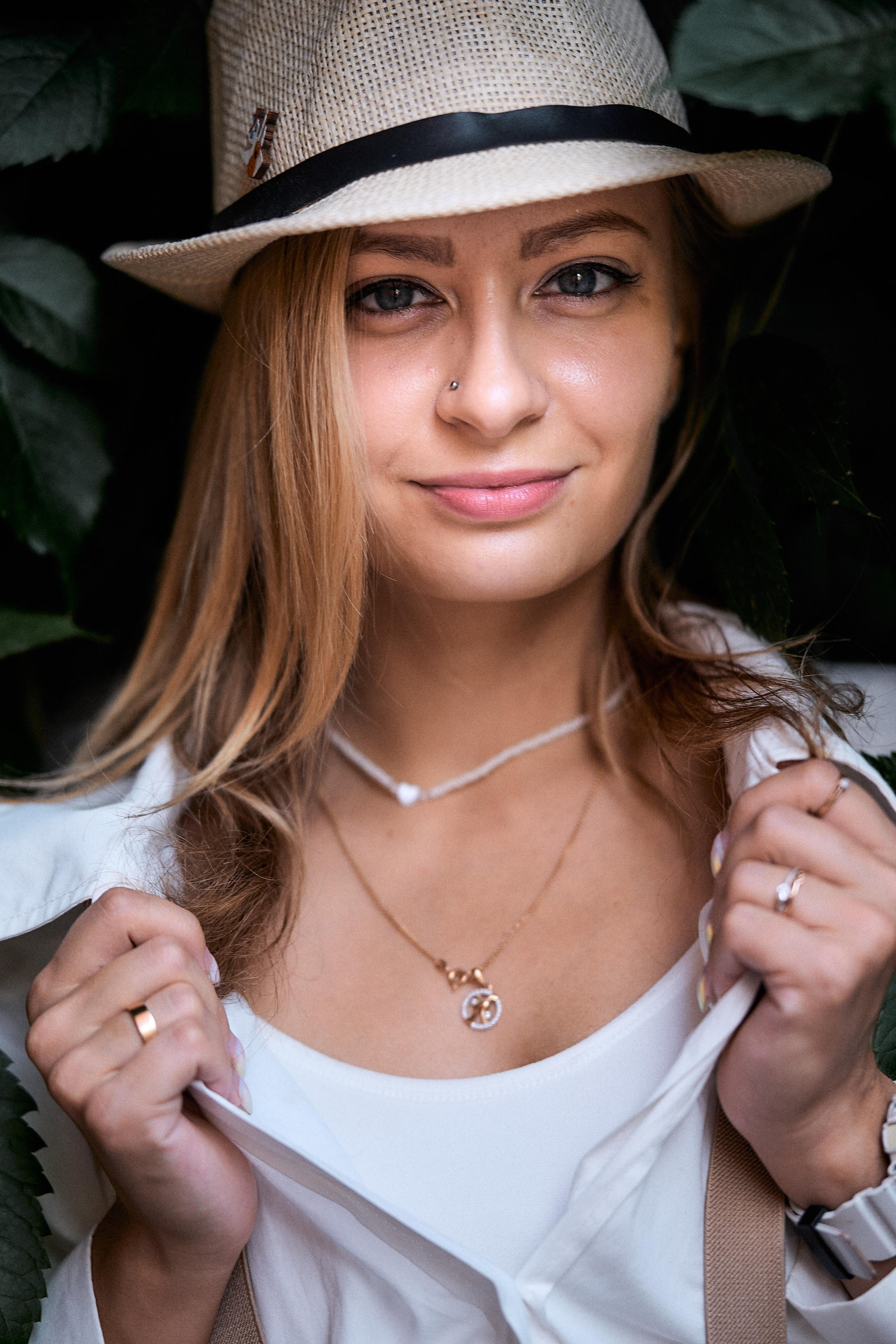 Лиза. Девушка в шляпе