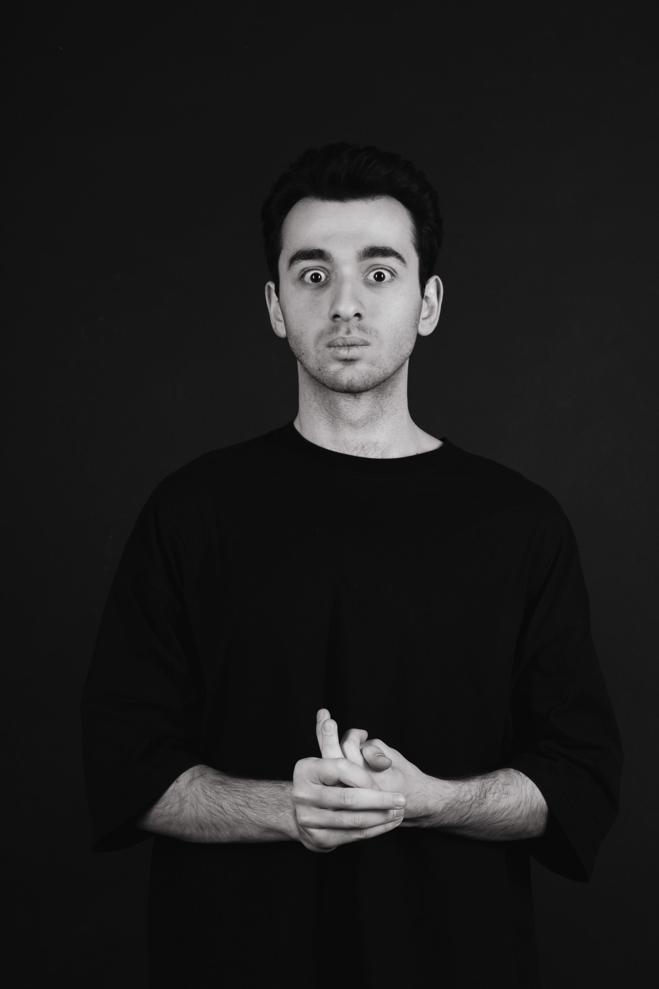 Эмоции. Краска и красные нити. Мари — фотограф и видеограф из Москвы