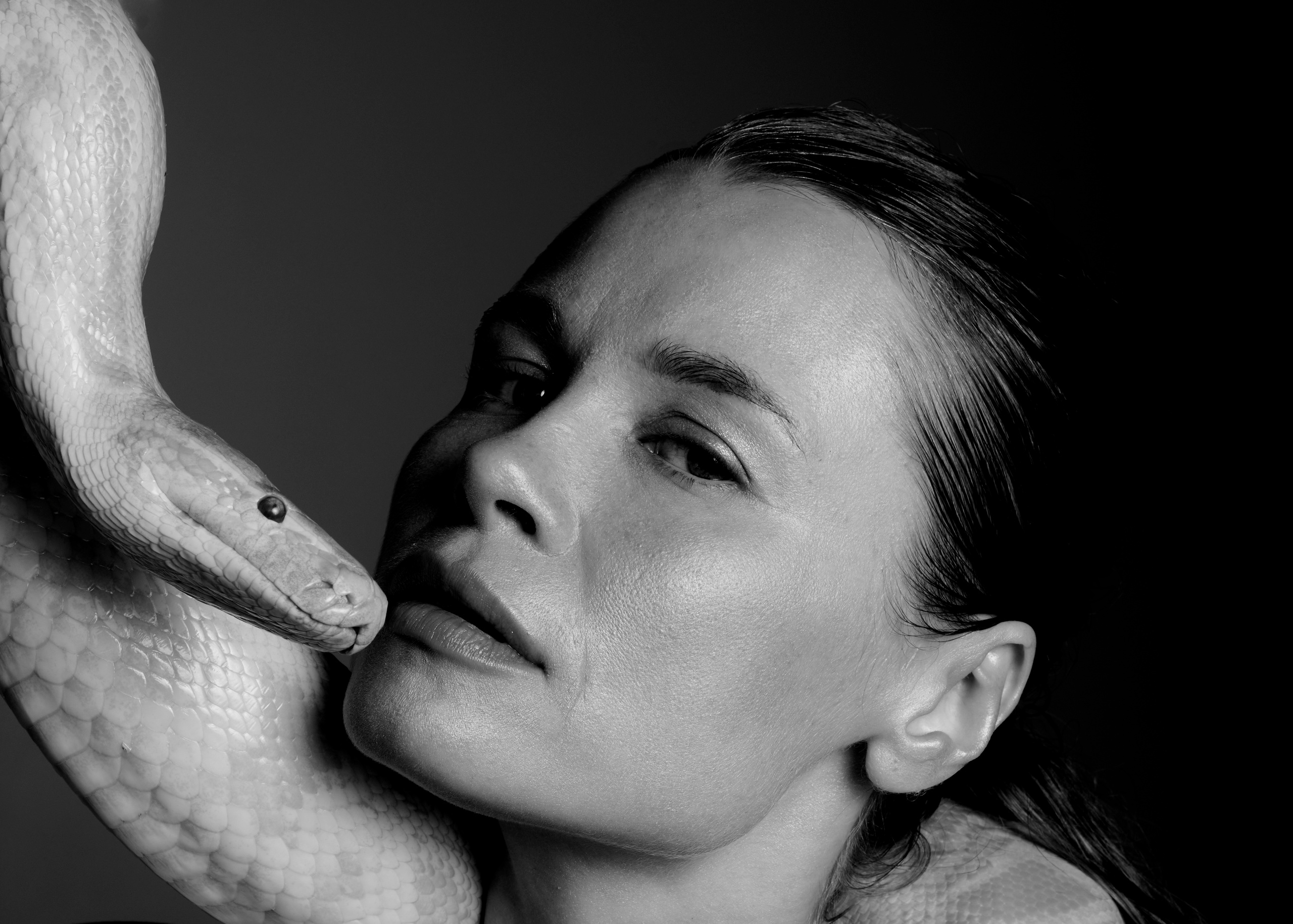 Дана и змея. Фотограф и проводник в эфирные масла Ольга КоСа