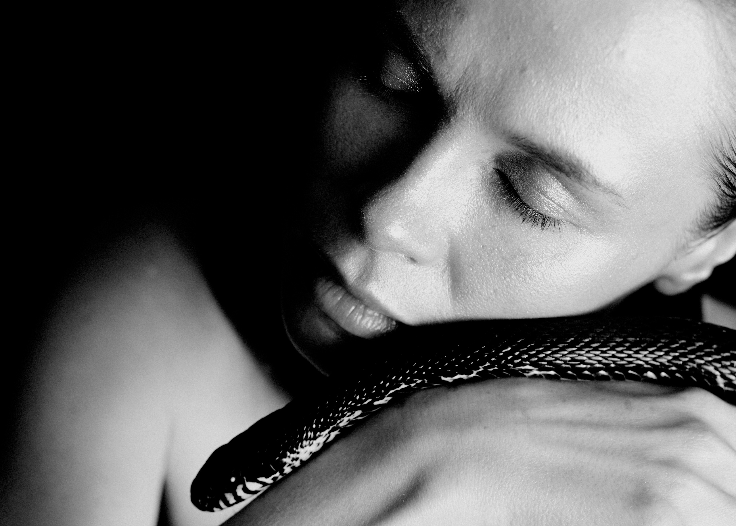 Дана и змея. Фотограф и проводник в эфирные масла Ольга КоСа