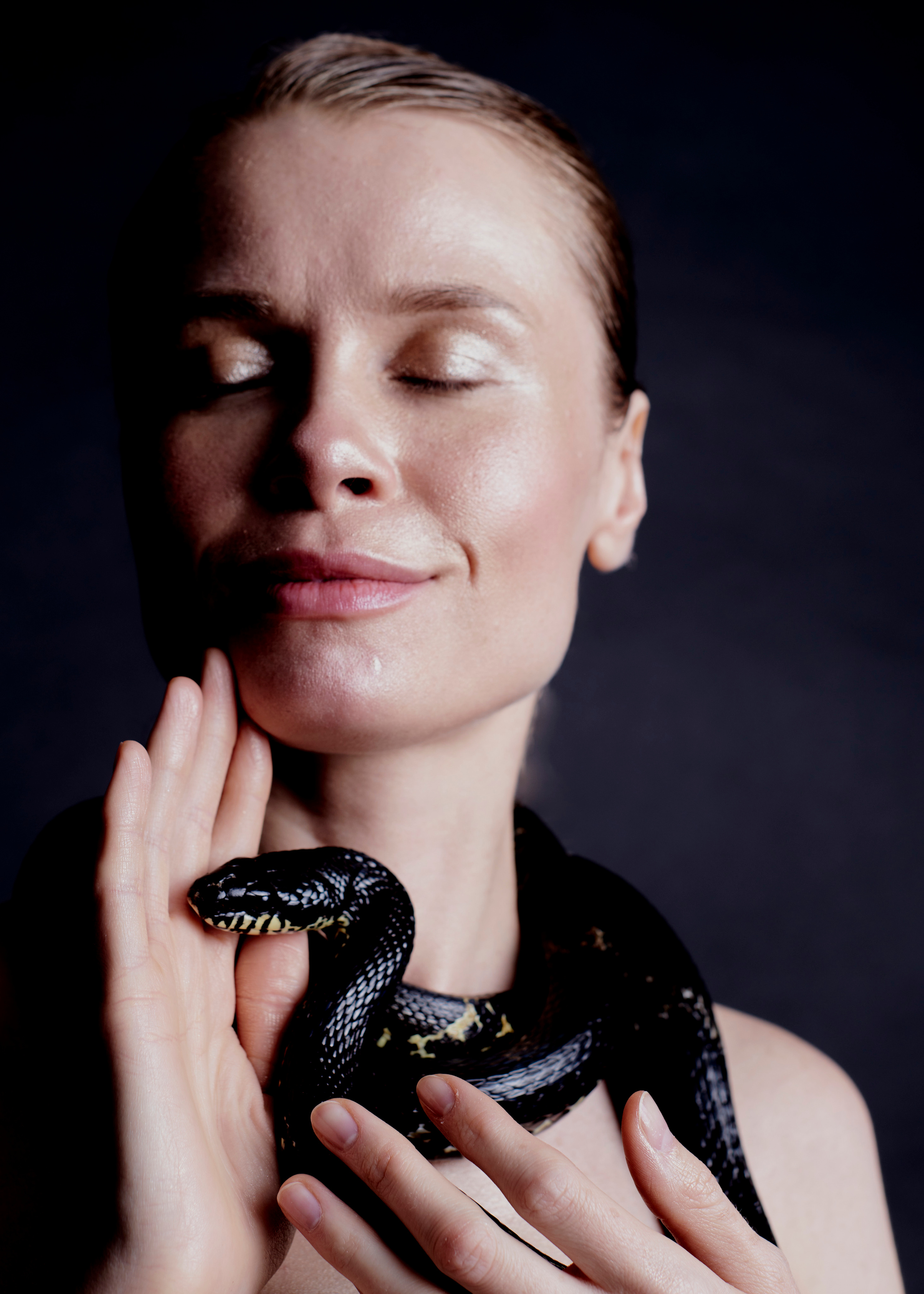 Дана и змея. Фотограф и проводник в эфирные масла Ольга КоСа