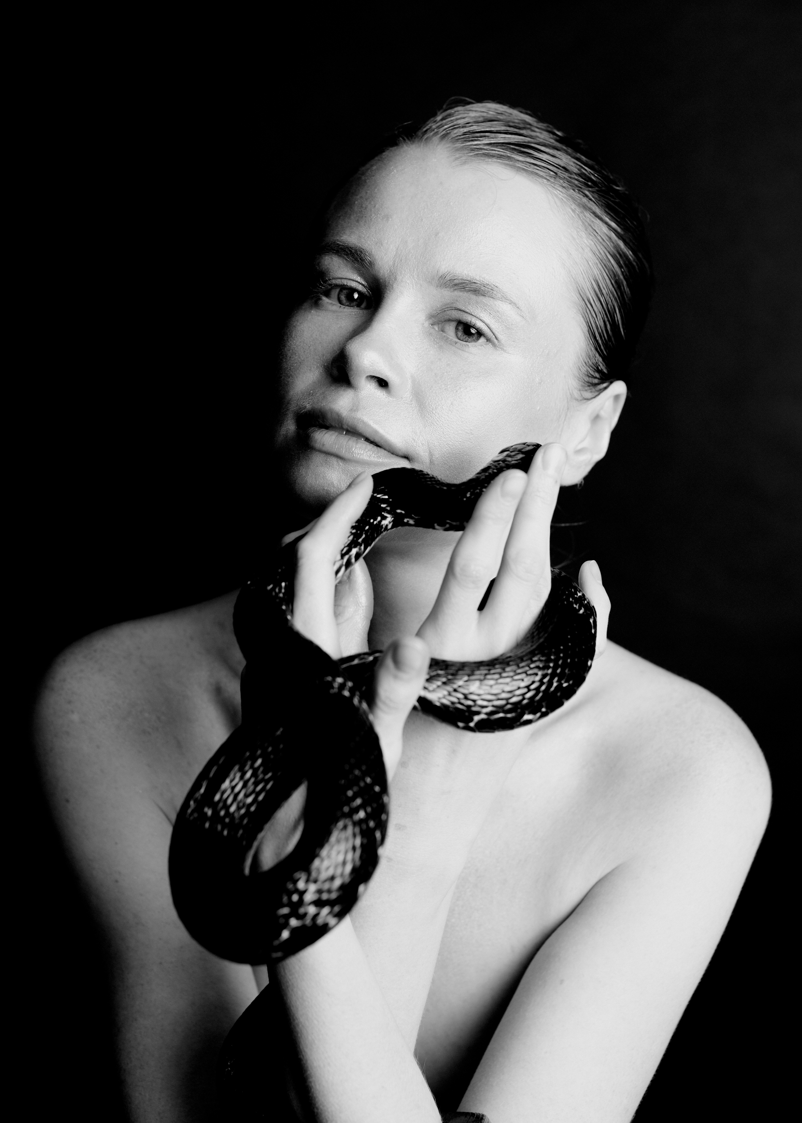 Дана и змея. Фотограф и проводник в эфирные масла Ольга КоСа