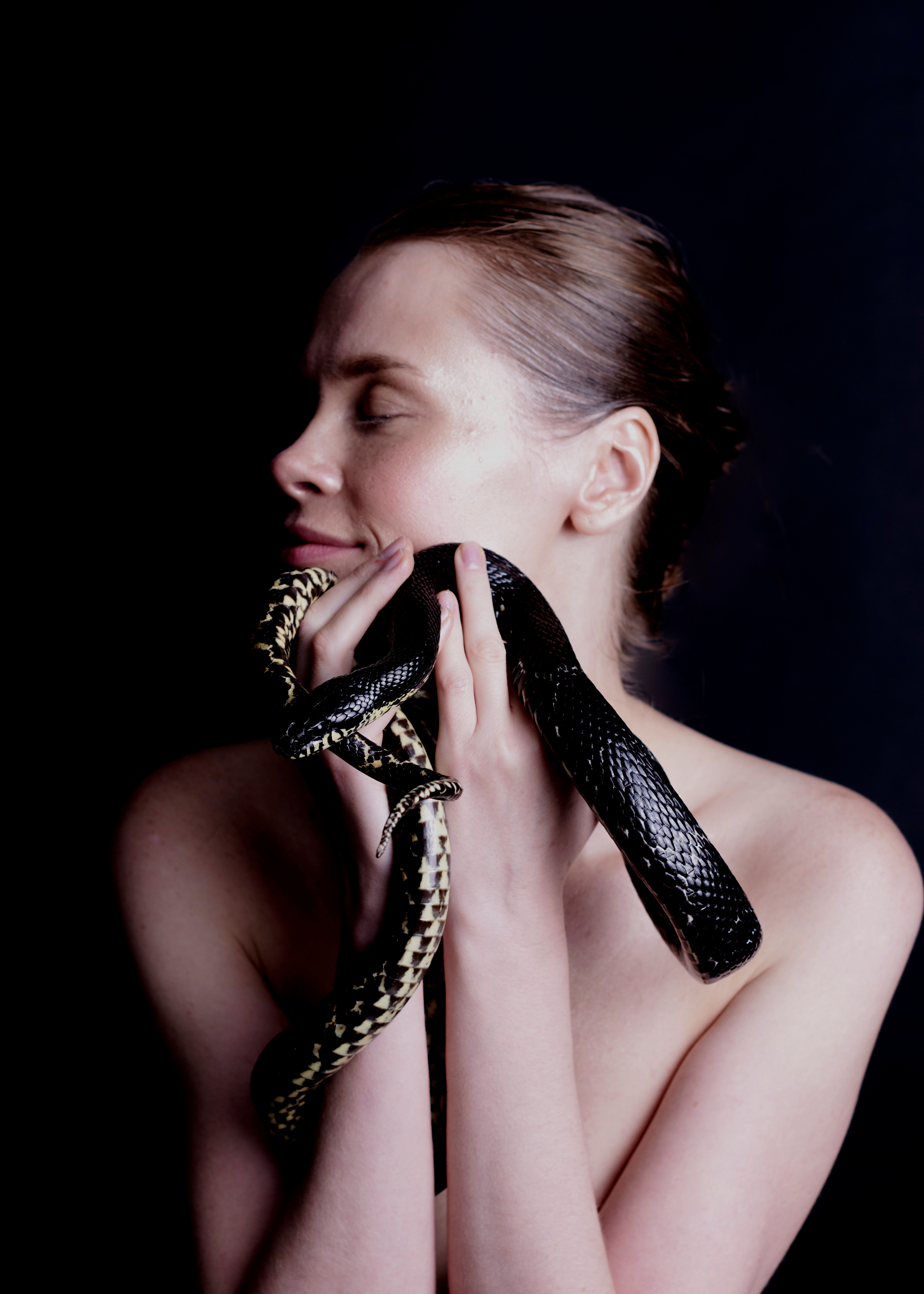 Дана и змея. Фотограф и проводник в эфирные масла Ольга КоСа