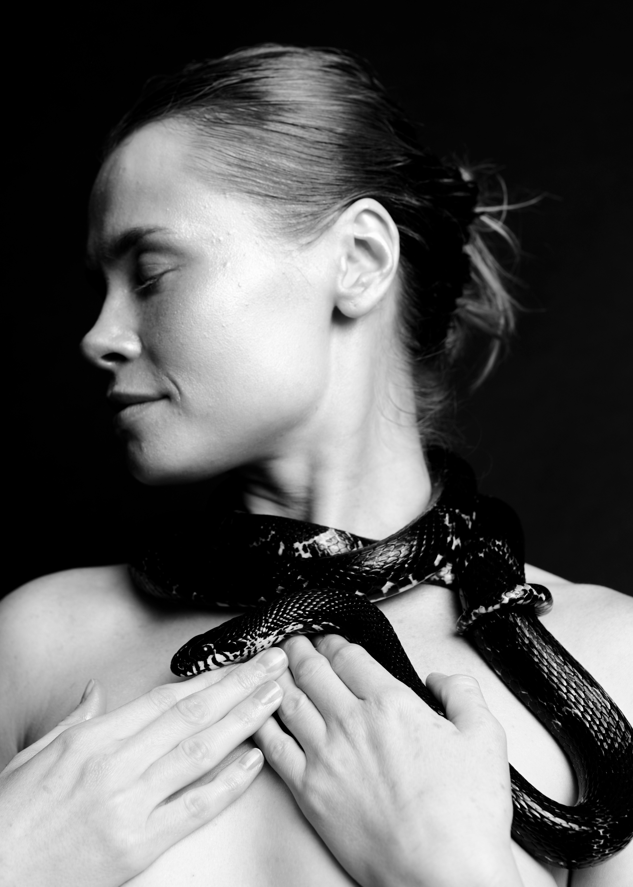 Дана и змея. Фотограф и проводник в эфирные масла Ольга КоСа